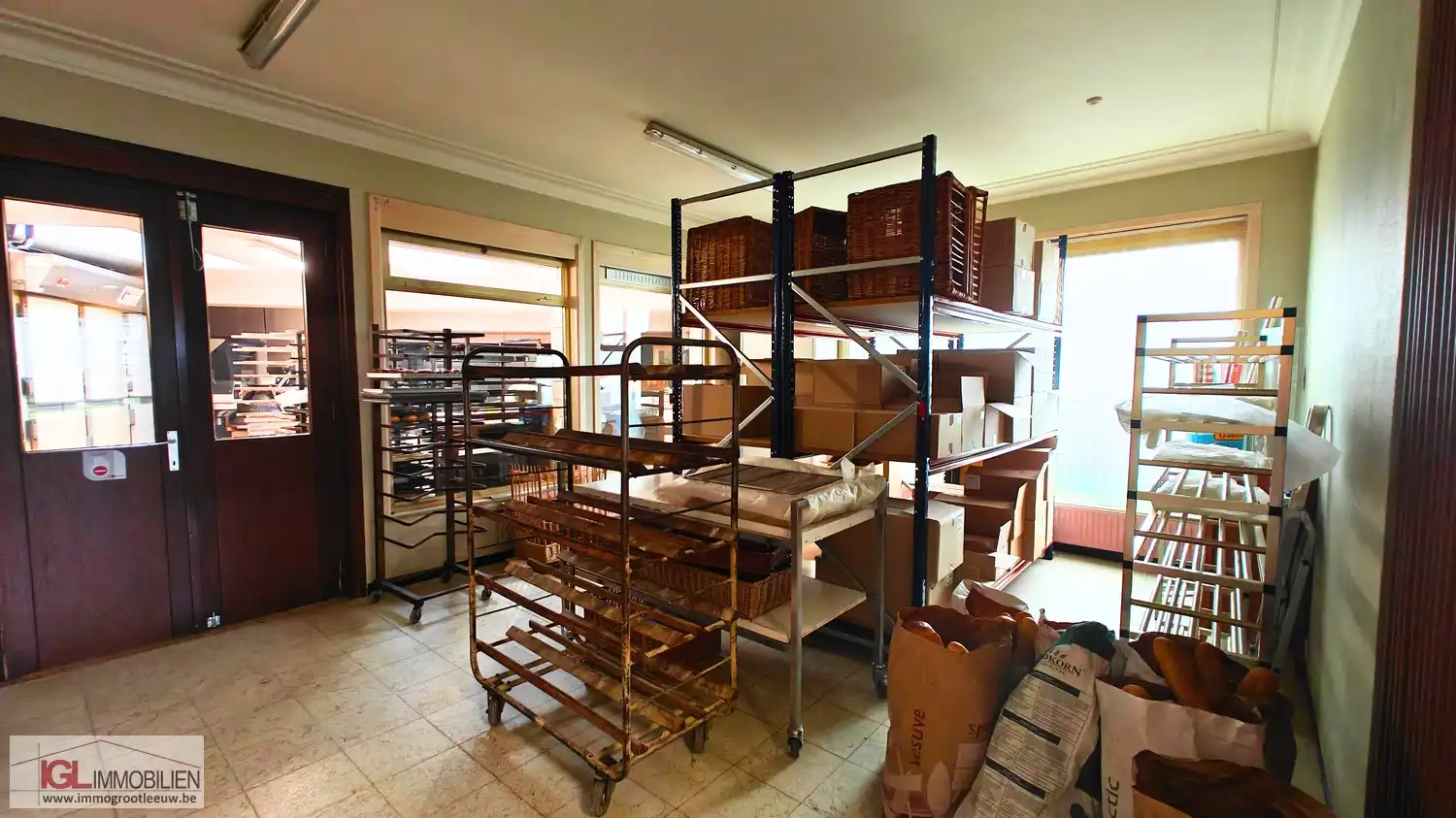 Handelspand op topliging met optimale zichtbaarheid langsheen Bergensesteenweg met veel parking en twee woongelegenheden! foto 5