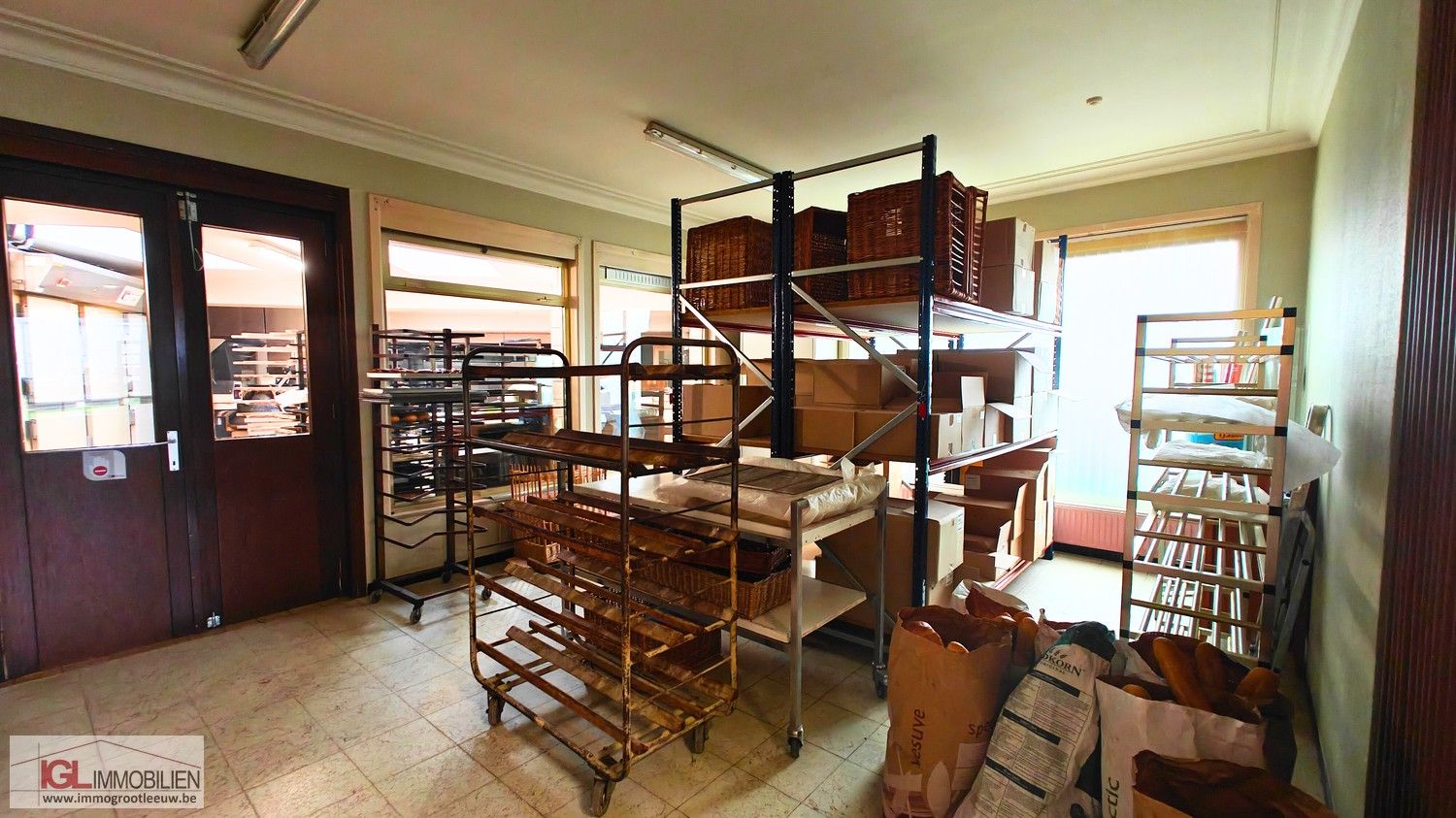 Handelspand op topliging met optimale zichtbaarheid langsheen Bergensesteenweg met veel parking en twee woongelegenheden! foto 5