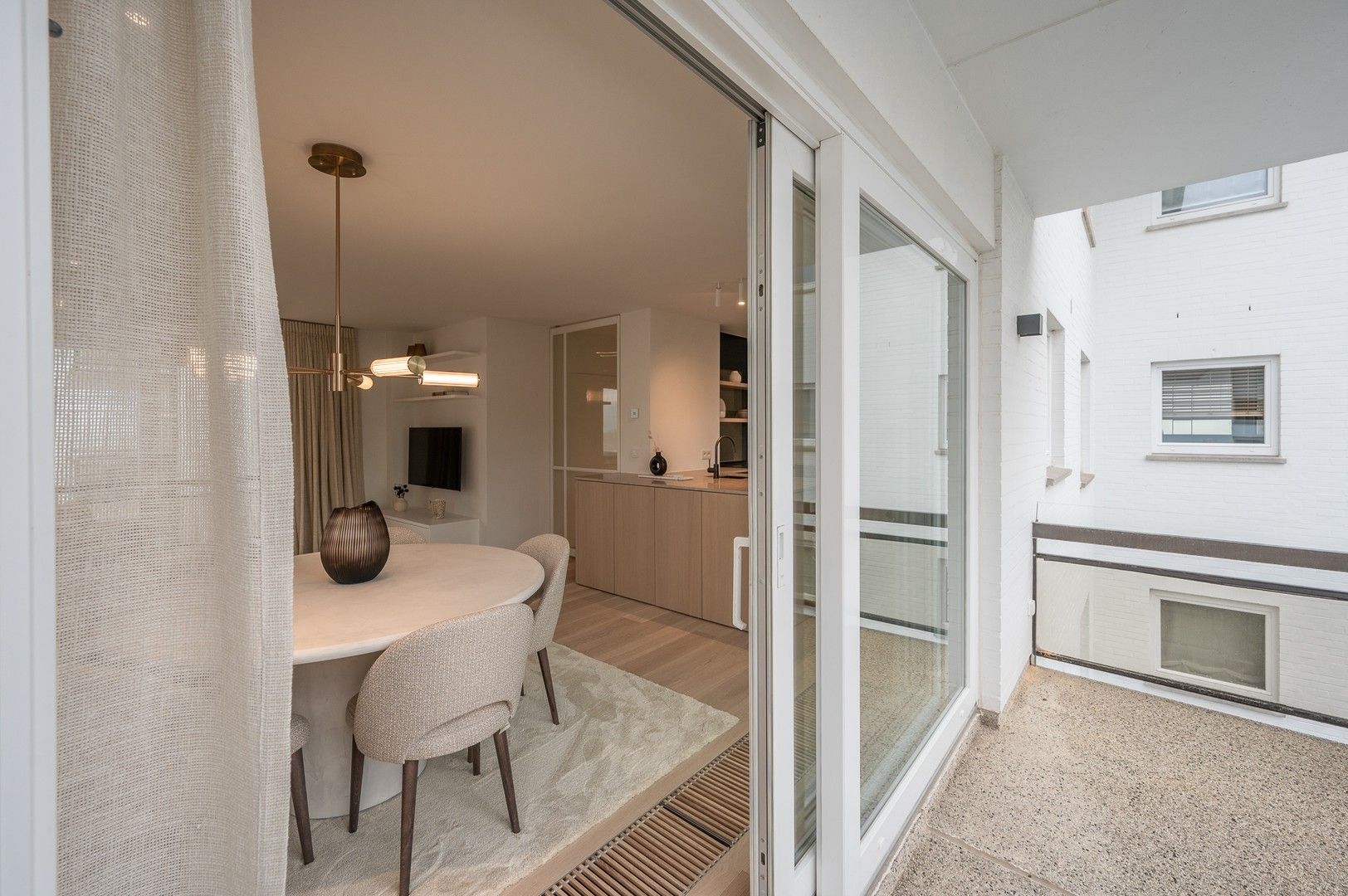 Luxueus gerenoveerd hoekappartement met zeezicht vlakbij de wandeldijk in het Zoute. foto 9