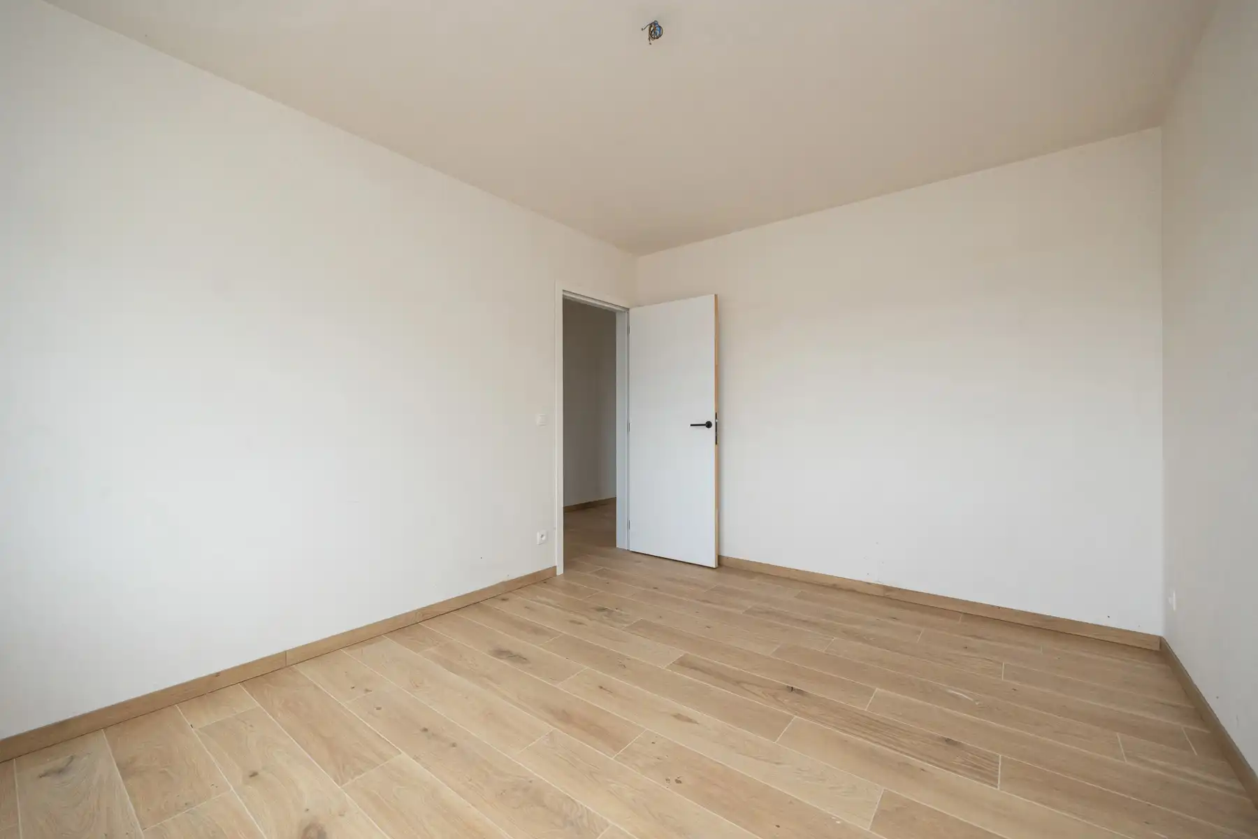 Halfopen woning met 3 slaapkamers en inpandige garage. foto 12