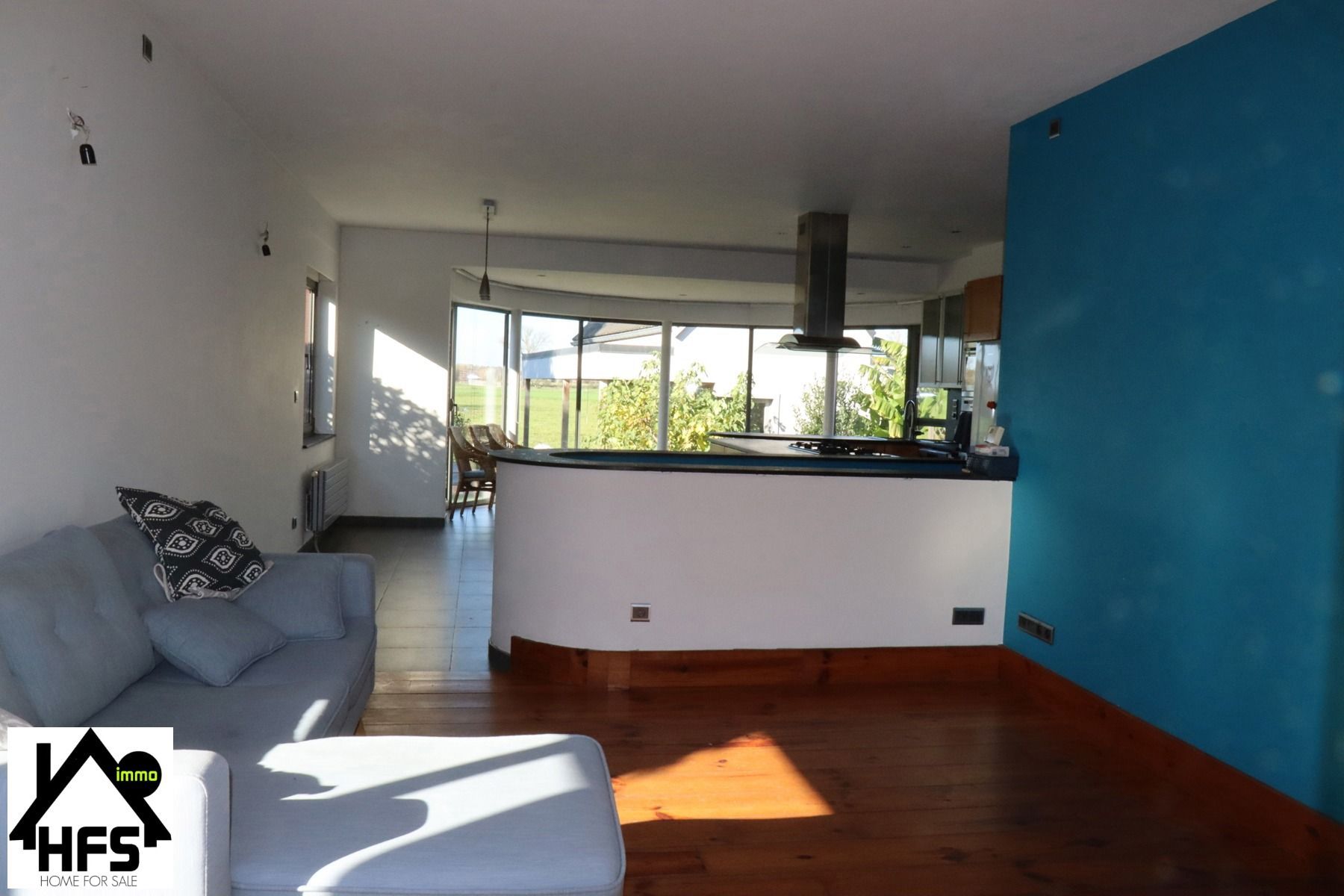 Ruime op te frissen villa met zicht op de weides met tof bijgebouw foto 10