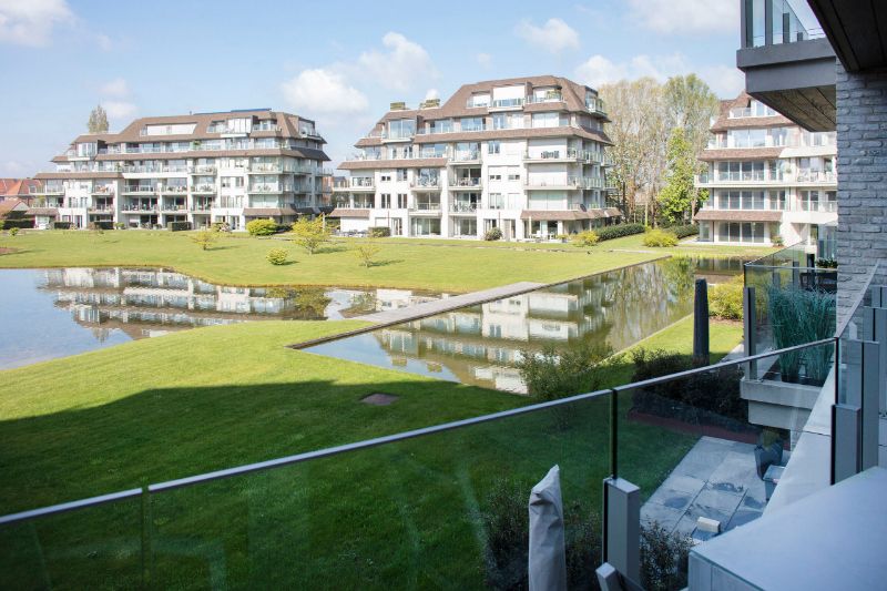 Stijlvol afgewerkt appartement met garage in privé domein De Steelander met natuurvijver en parktuin. foto 2