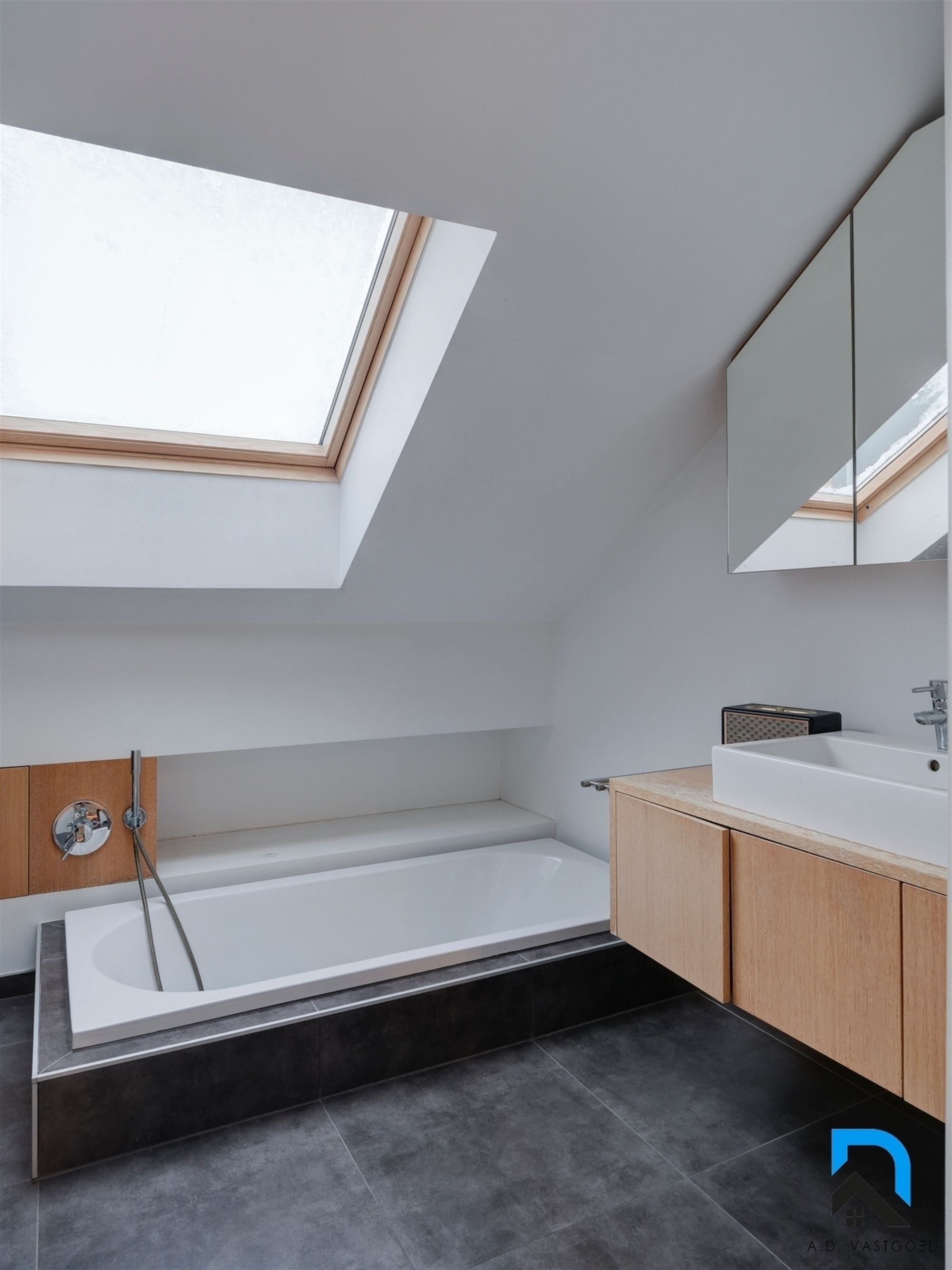 Bijzonder mooi gerenoveerde woning voorzien van 5 slaapkamers foto 18