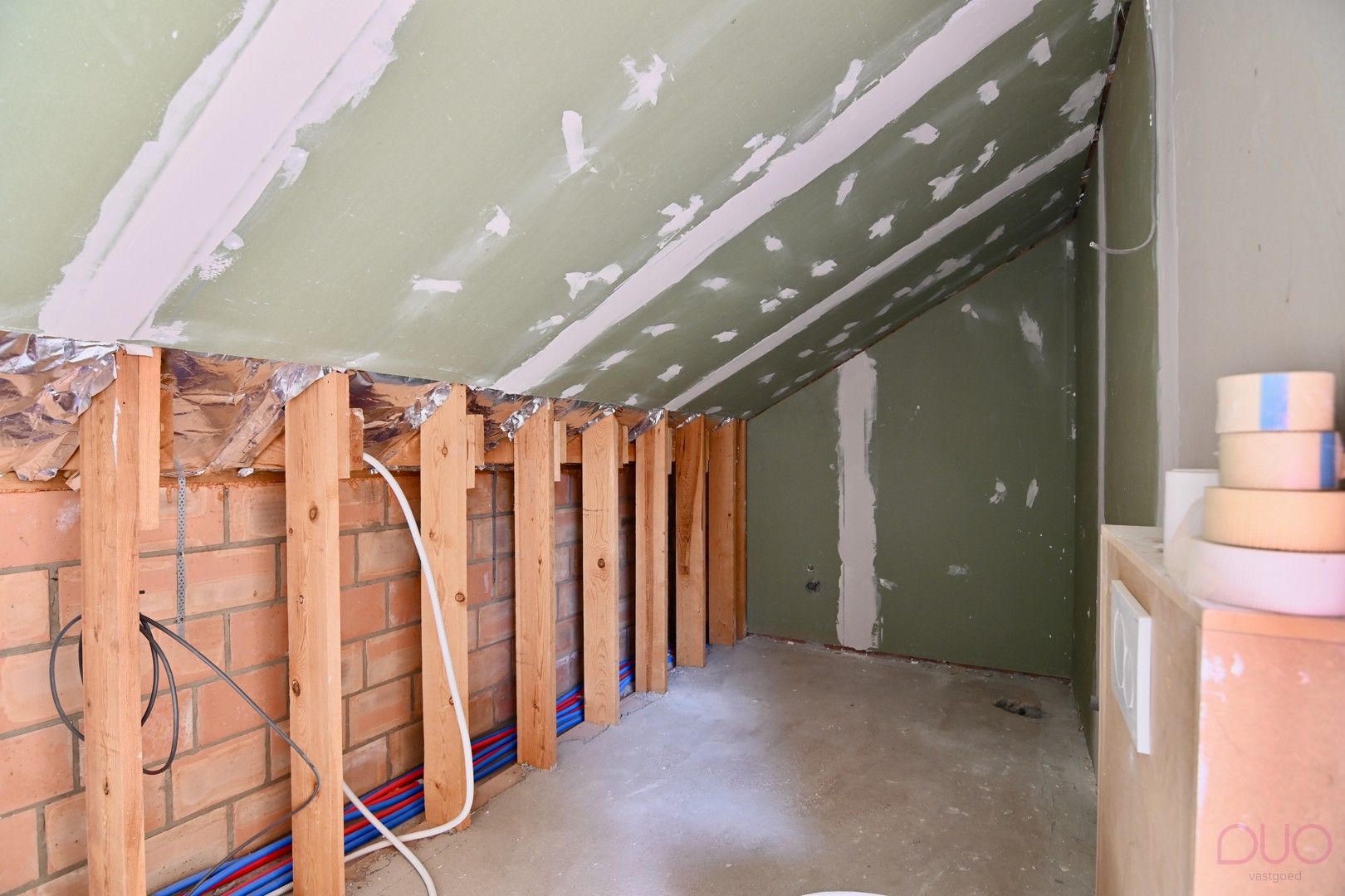 Ruime woning met 3 slaapkamers met uitbreidingsmogelijkheden. Achterliggend 3 garages en loods in Sint-Truiden foto 12