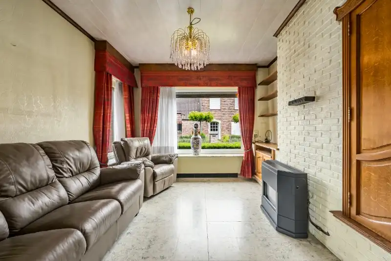 Hooglede-centrum. Charmante | ruime | half open bebouwing op 740m2 met > 4 slaapkamers, apart bijgebouw van +/- 60m2. Ideaal voor gezinnen / extra polyvalente ruimtes, ideaal gelegen. foto 7