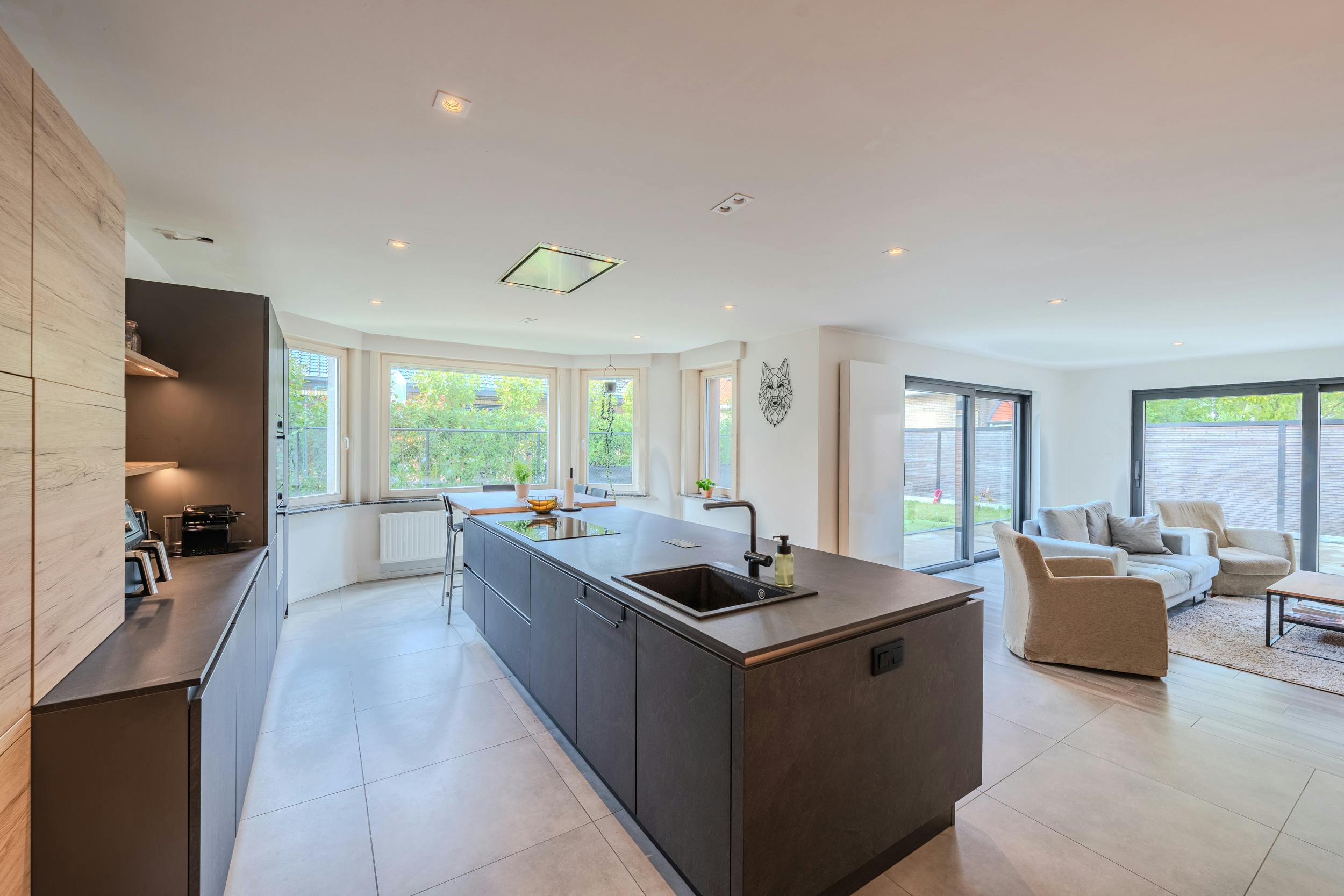 Huis te koop met zes slaapkamers en zongerichte tuin. foto {{pictureIndex}}