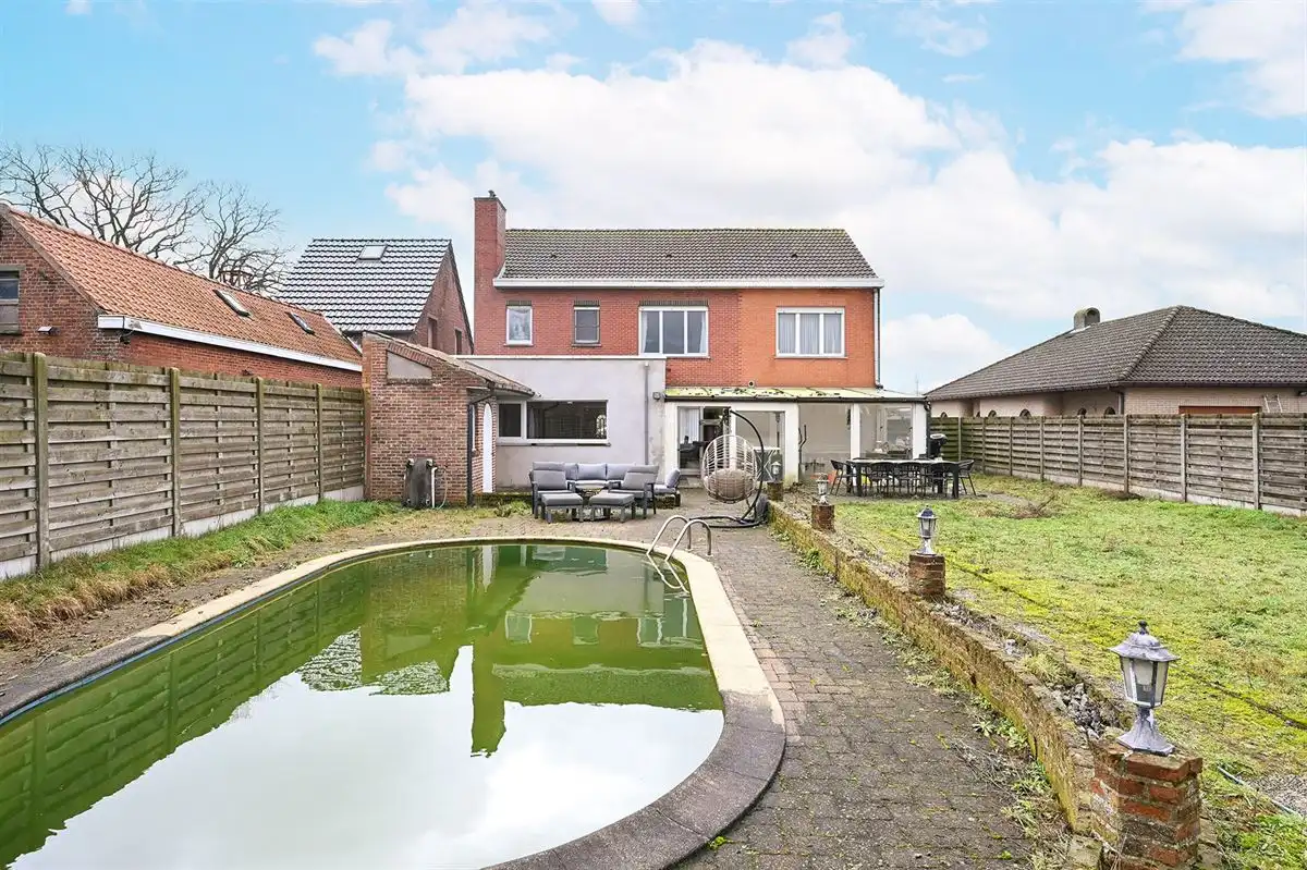 Ruime woning met 2 garages op 1400m² foto 2