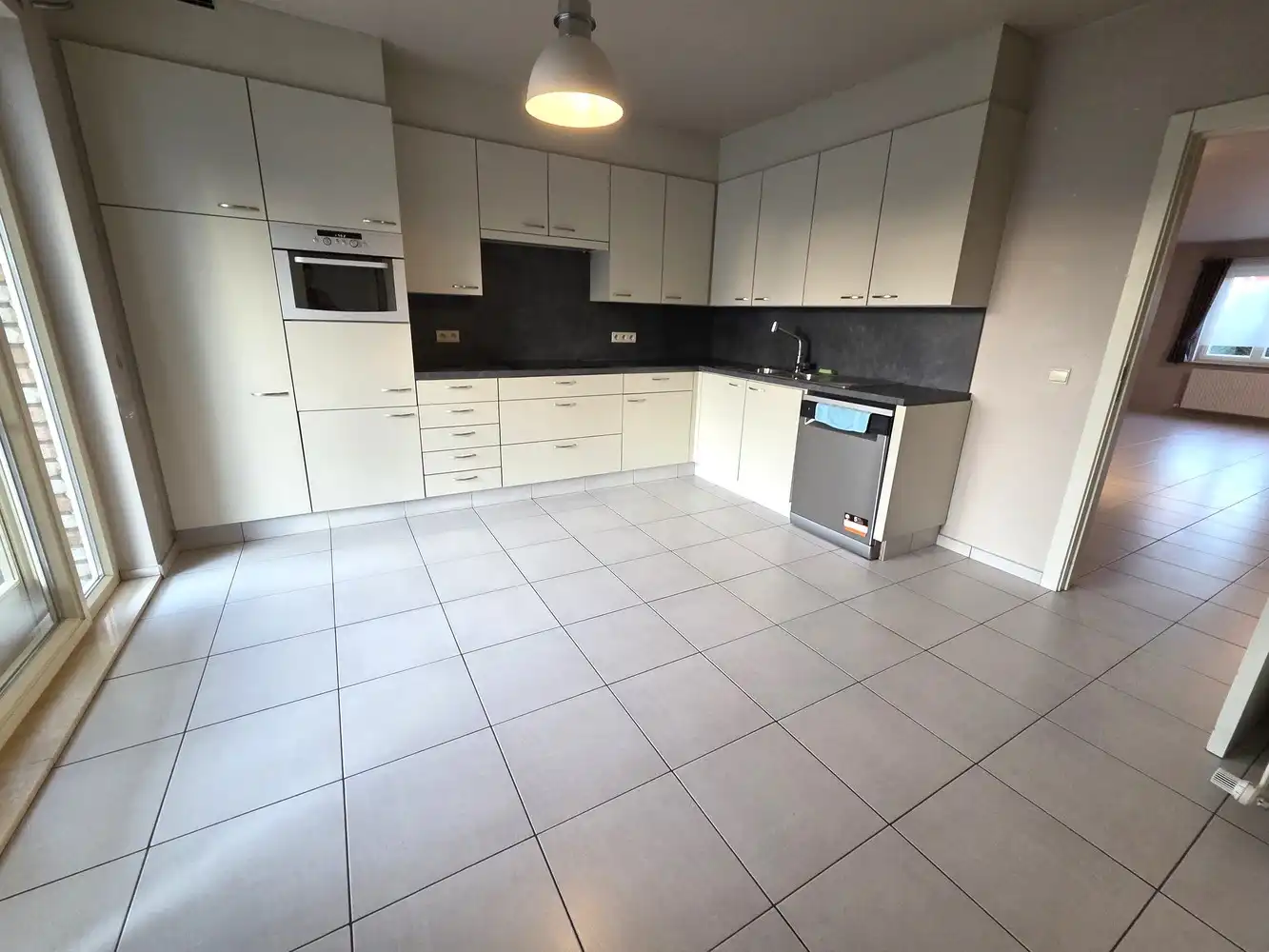 Zeer ruime gezinswoning te centrum Heist, 4 tot 5 slaapkamers met dubbele garage. foto 3