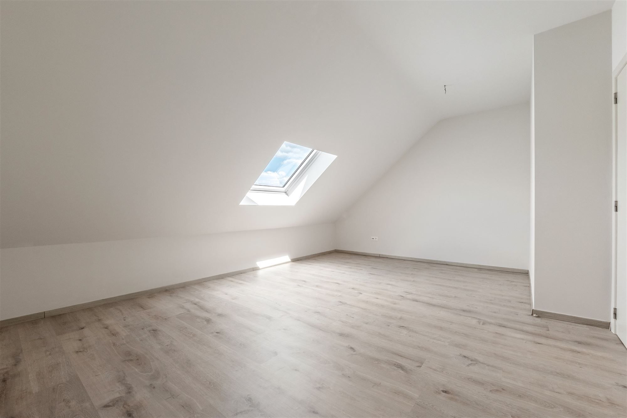 KNAP APPARTEMENT MET 3 SLKS EN STAANPLAATS IN LANDEN  foto 21