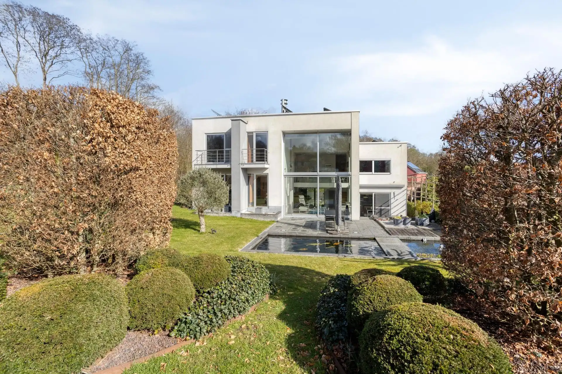Lichtrijke, moderne villa in perfecte staat op rustige locatie foto {{pictureIndex}}