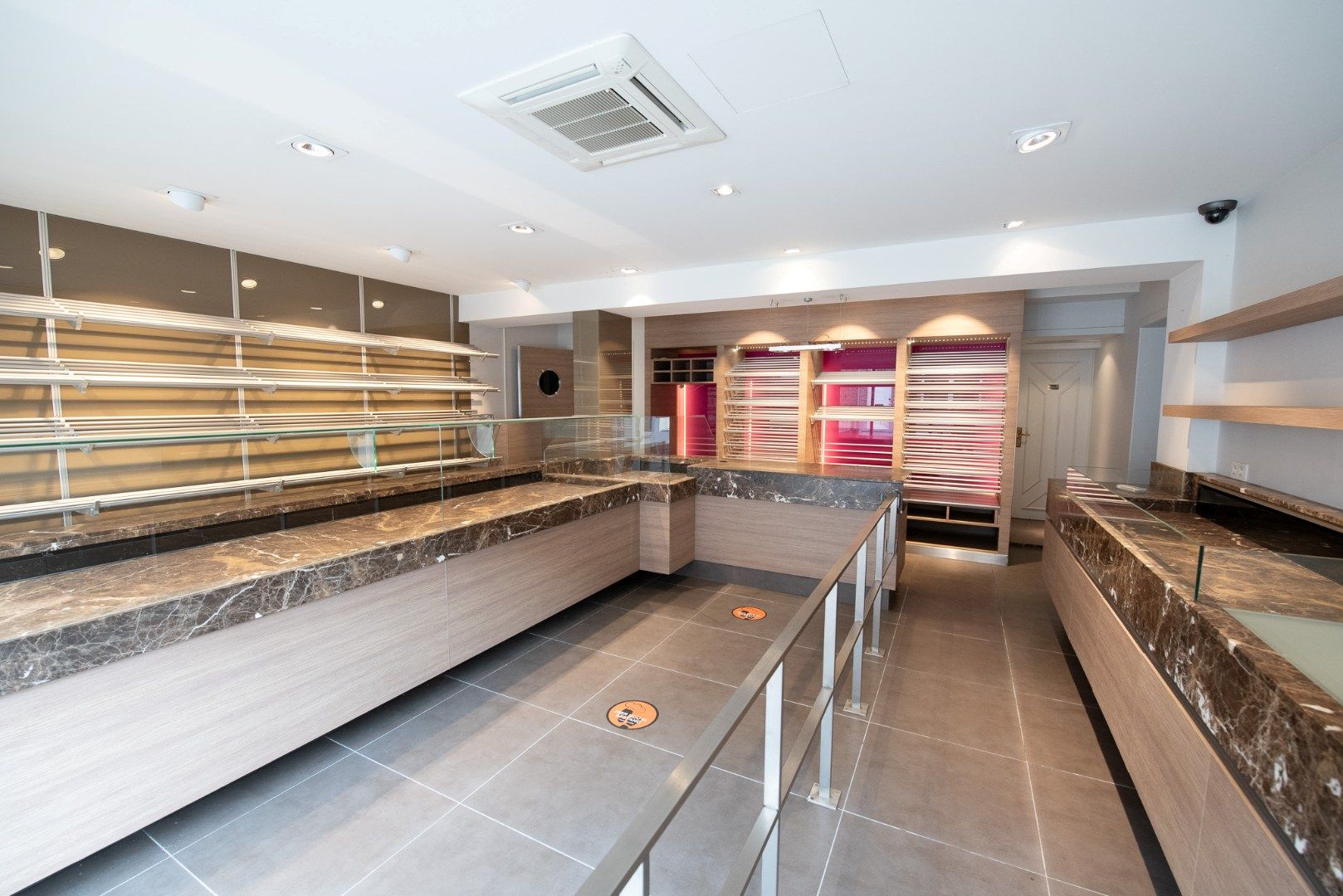 Handelspand (woonst, winkel en opslagplaats) te huur  in het centrum te Waregem!  foto 4
