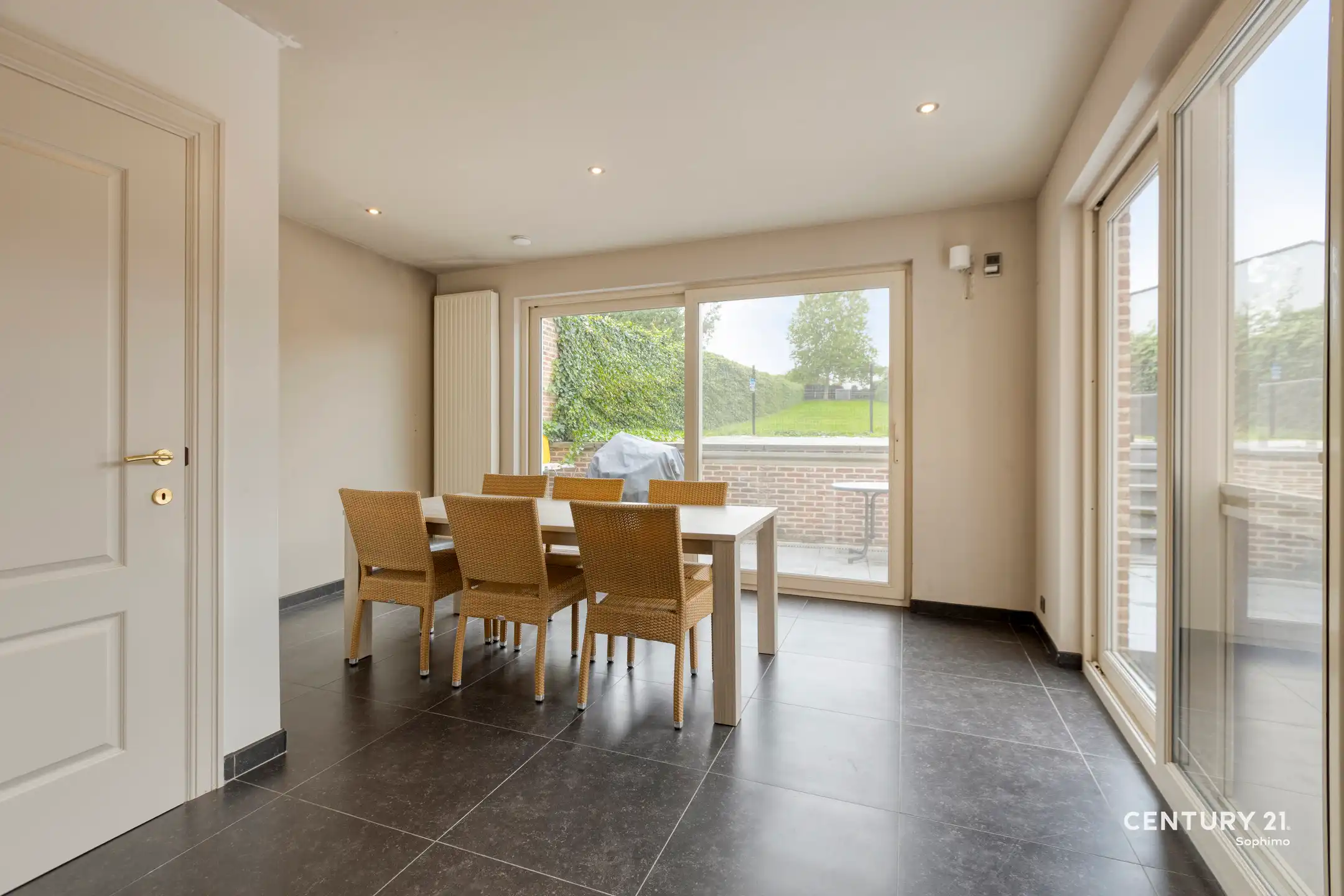 Instapklare woning met vier slaapkamers op perceel van 11a22 foto 11