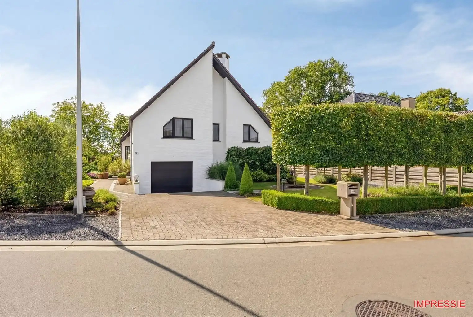Toffe, vrijstaande split-level woning met 4 slaapkamers, inpandige garage, prachtig aangelegde tuin en zonnepanelen, rustig gelegen in het landelijke Ophoven.  foto 2