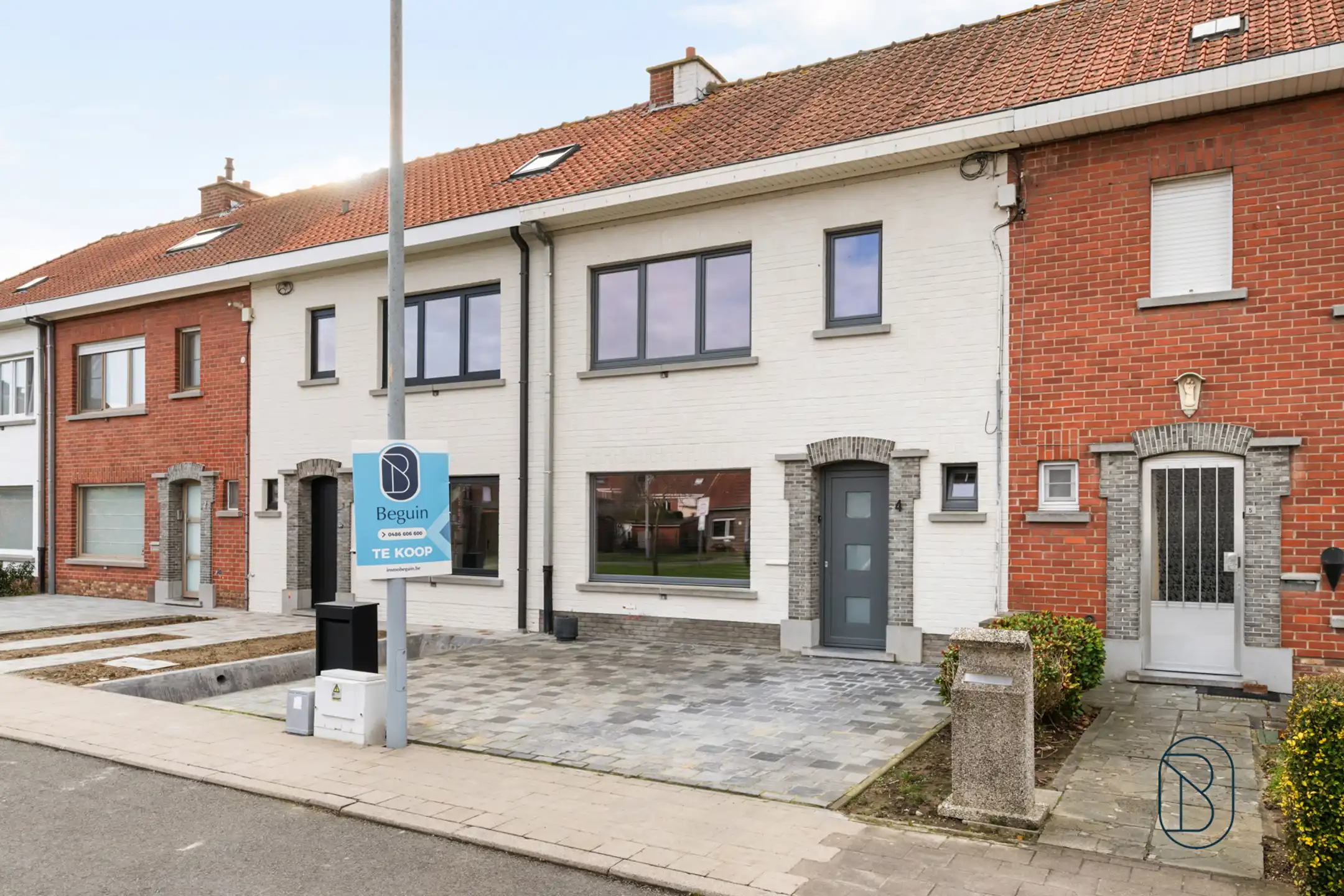 Volledig vernieuwde woning met 3 slk, garage en oprit foto 2