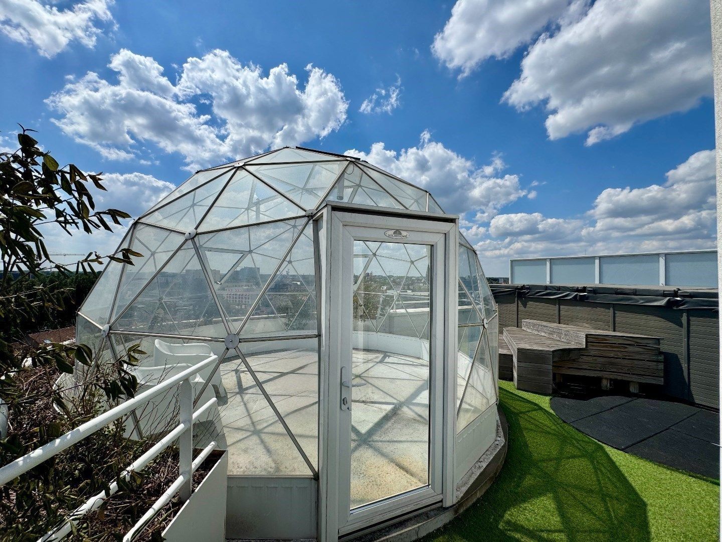 Luxueus appartement met panoramisch uitzicht in residentie Greentower foto 22