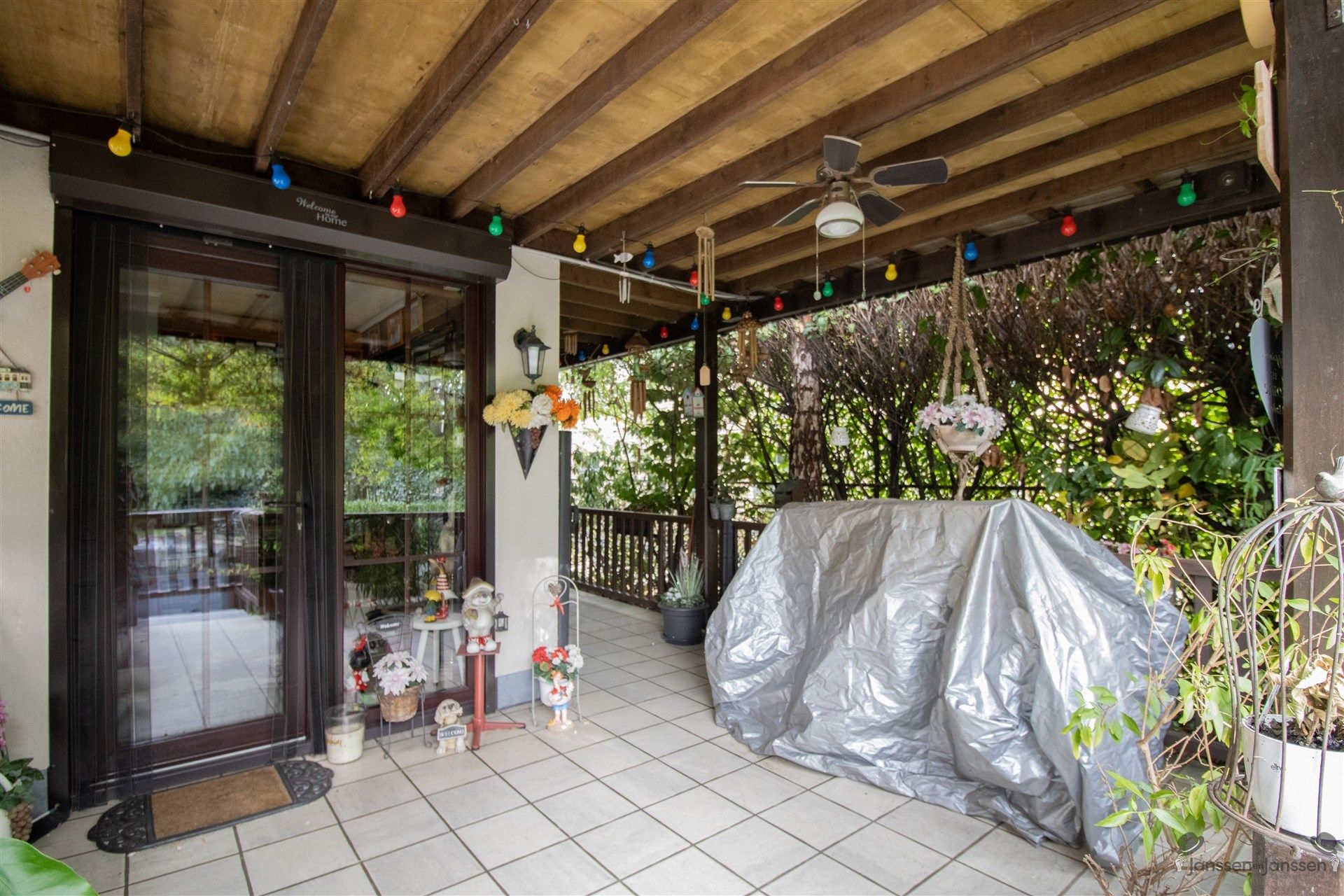 Instapklare woning met 2 slaapkamers, bijgebouwen en zonnig terras in rustige woonwijk foto 13