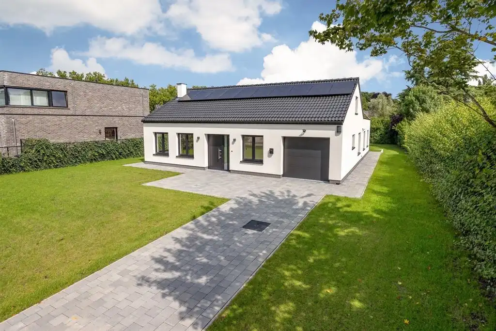 Stijlvol gerenoveerde villa met ruime tuin foto {{pictureIndex}}