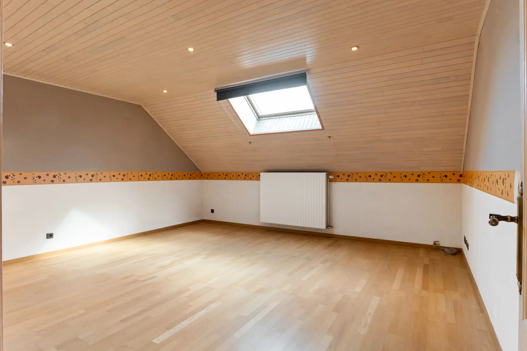 Ruime woning met 4 slpks, 2 bdks, garage en tuin foto 21