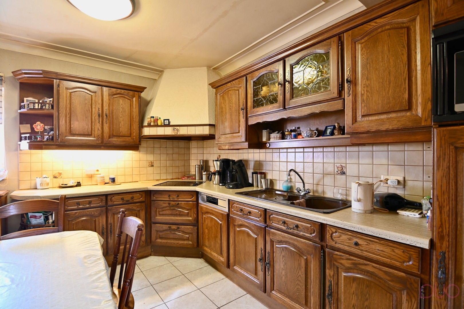 Ruime open bebouwing met 4 slaapkamers en achterliggende loodsen foto 8