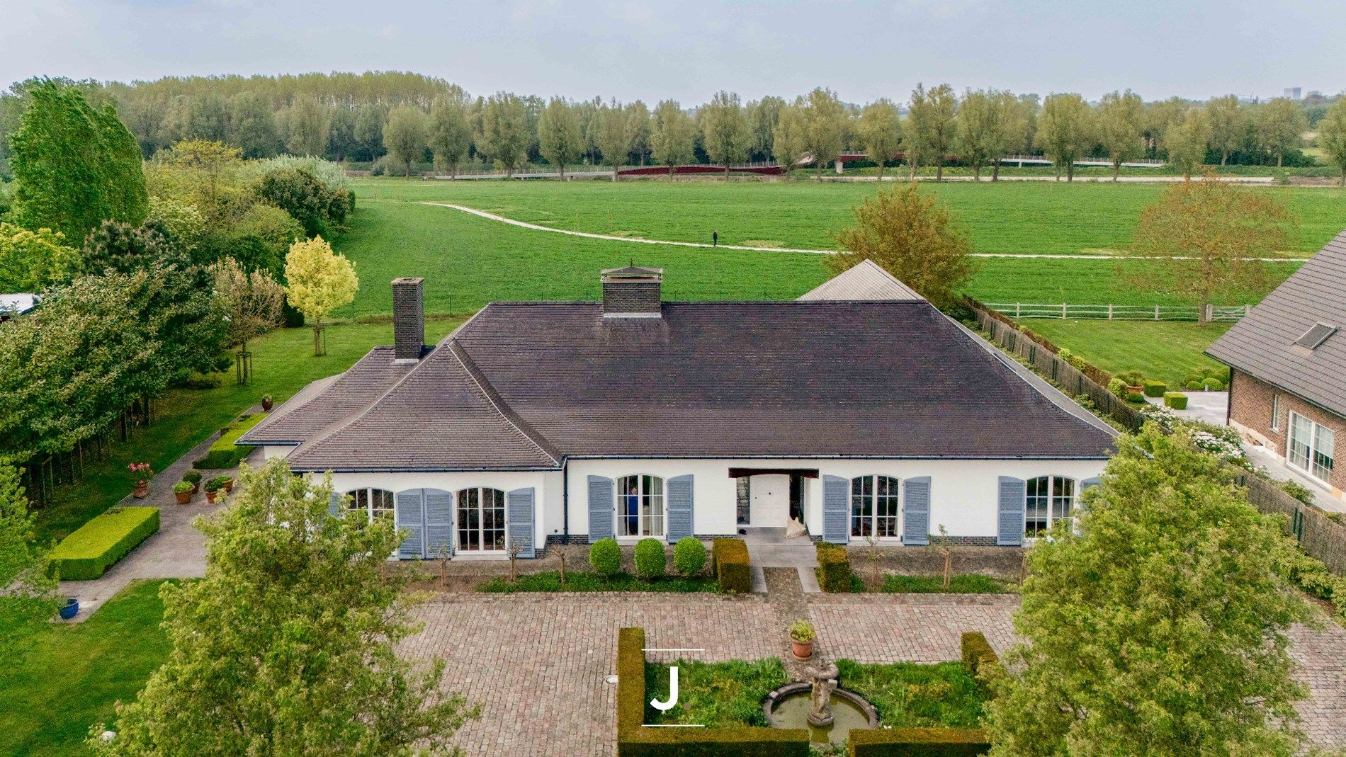 Ruime statige villa op een toplocatie te Beveren-Leie foto 3
