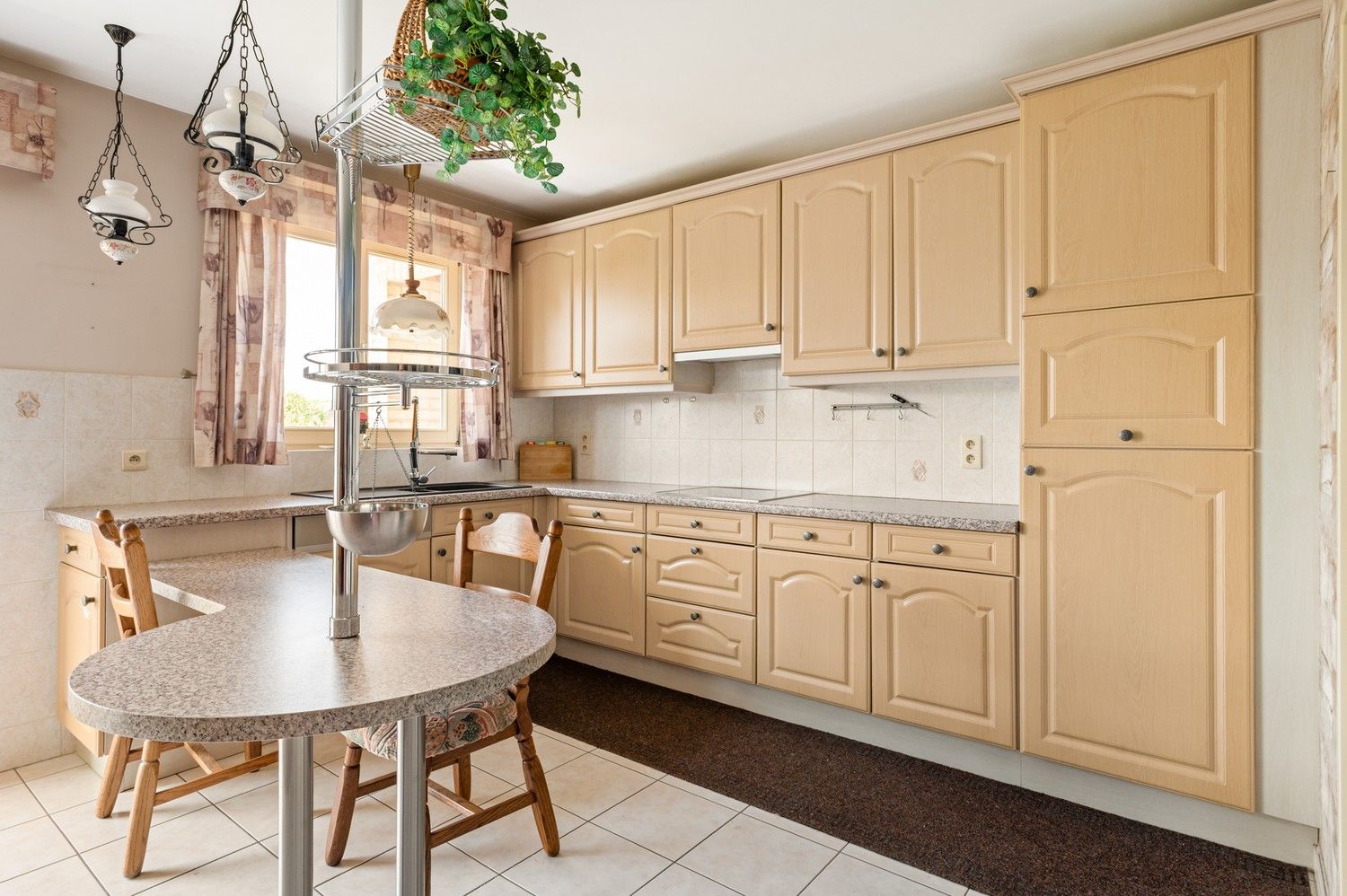 Ruim appartement met zeer ruime garage en terras in het centrum van Sint-Job-in-'t-Goor! foto 6