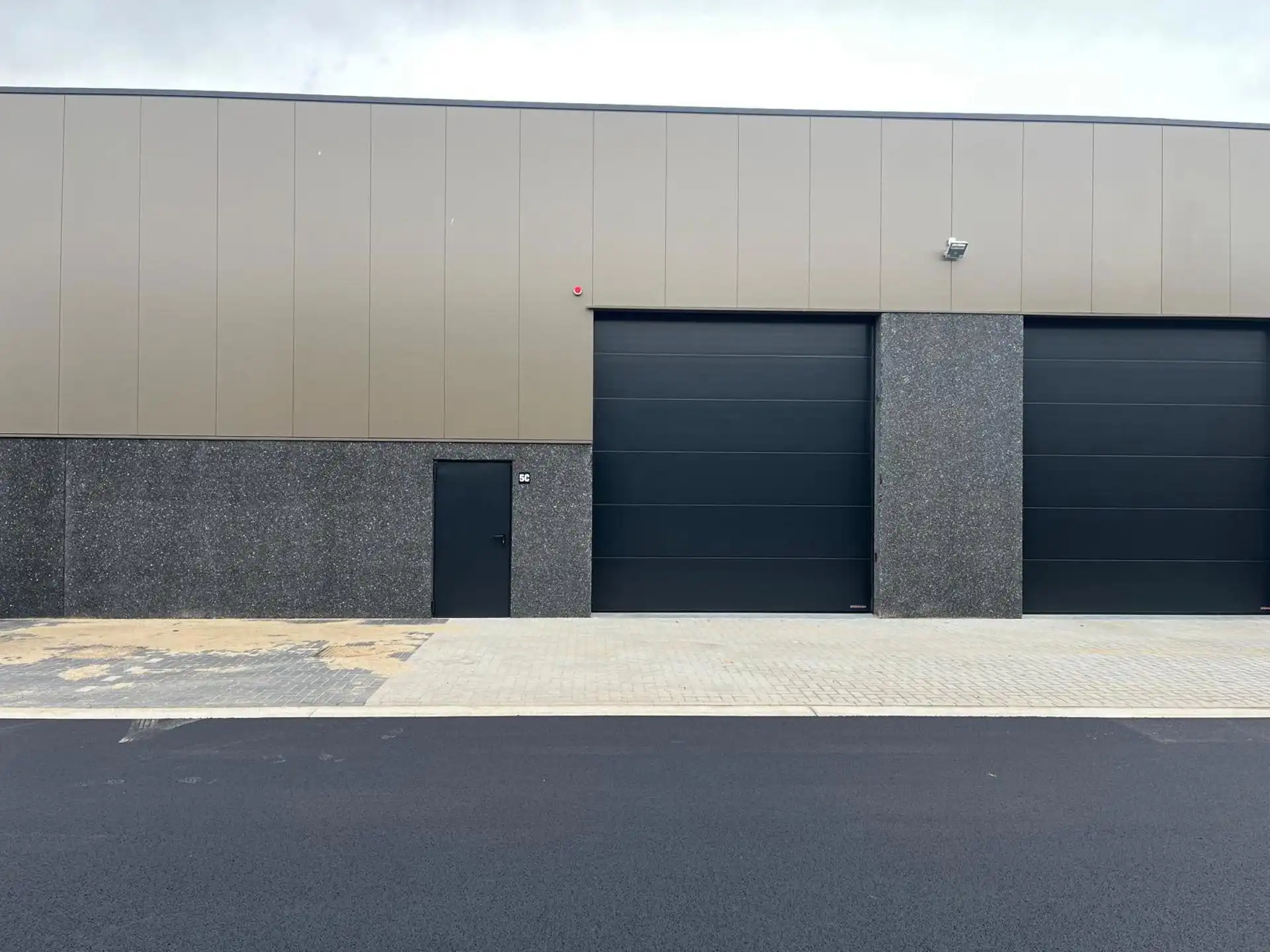 Instapklaar magazijn 216m² te Ranst foto 8