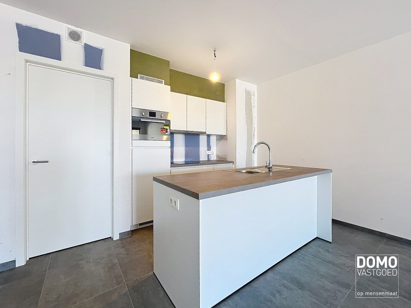 VOLLEDIG AFGEWERKT NIEUWBOUWAPPARTEMENT MET 2 SLAAPKAMERS, TERRAS, ONDERGRONDSE AUTOSTANDPLAATS EN KELDERBERGING IN RESIDENTIE "DE KWINT" TE ZONHOVEN  foto 3