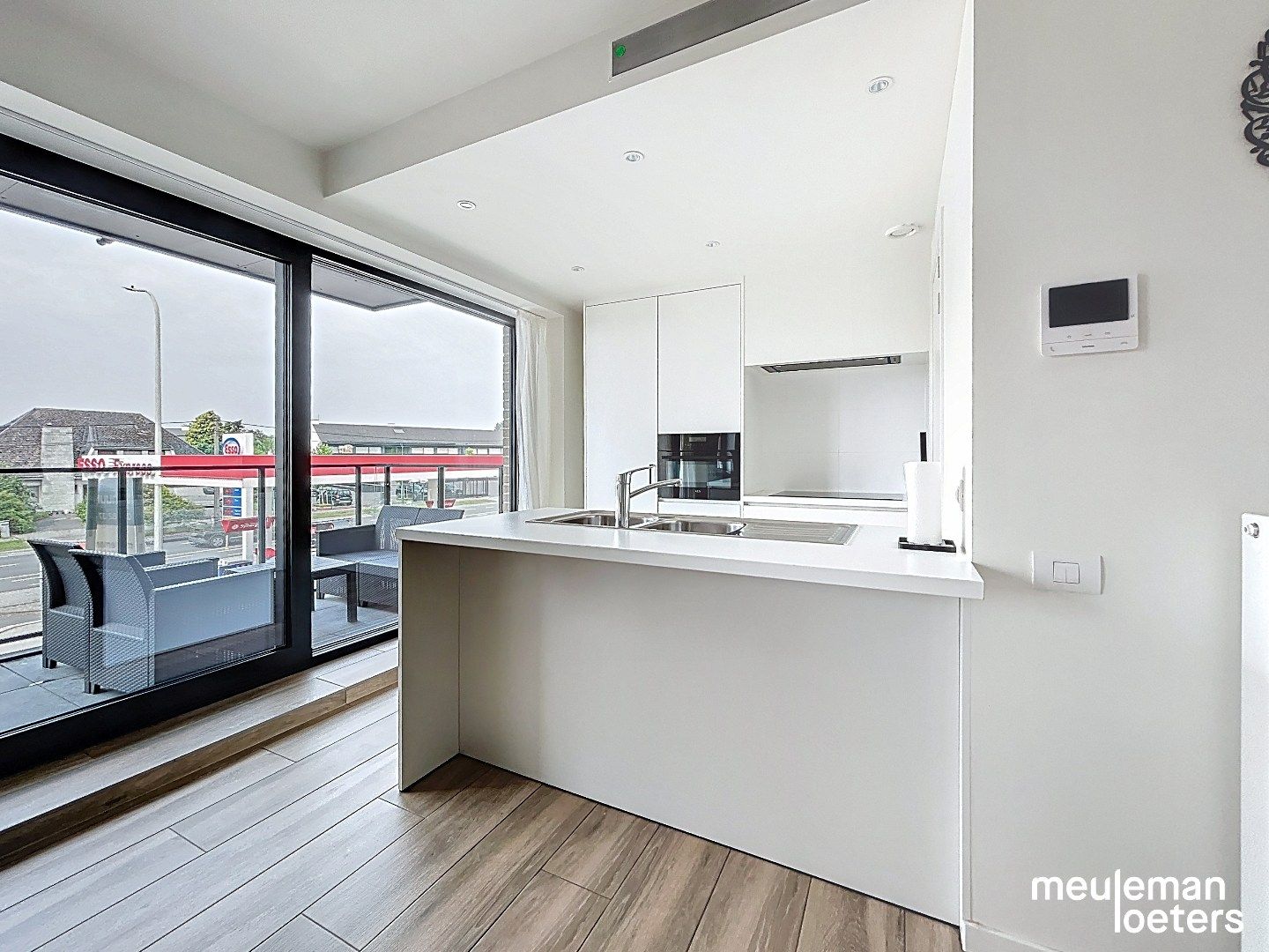 Lichtrijk appartement met terras en autostaanplaats foto 7
