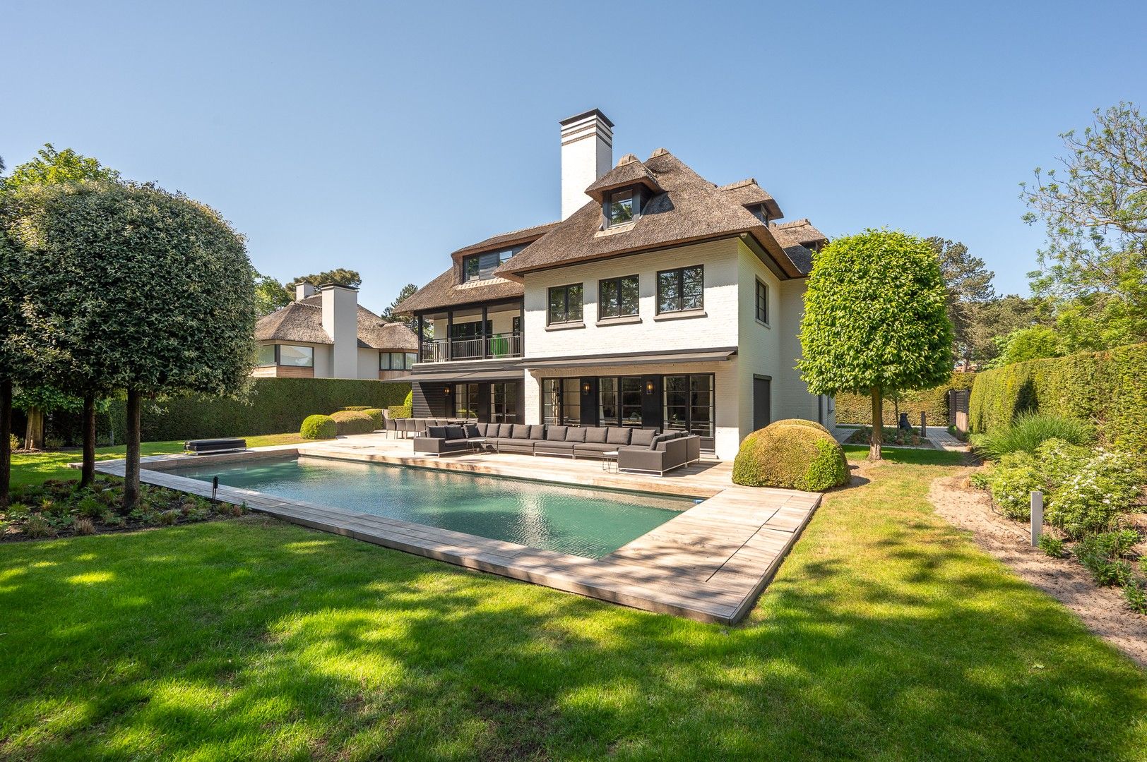 Prachtige luxueuze villa met zwembad op een topligging in het Zoute. foto {{pictureIndex}}