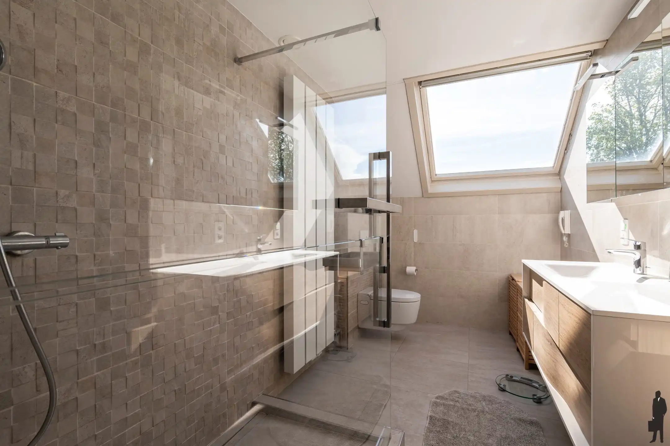 Vrijstaande, ruime gezinswoning met 5-7 slpk. en/of mogelijkheden tot kantoor - beroep aan huis foto 19