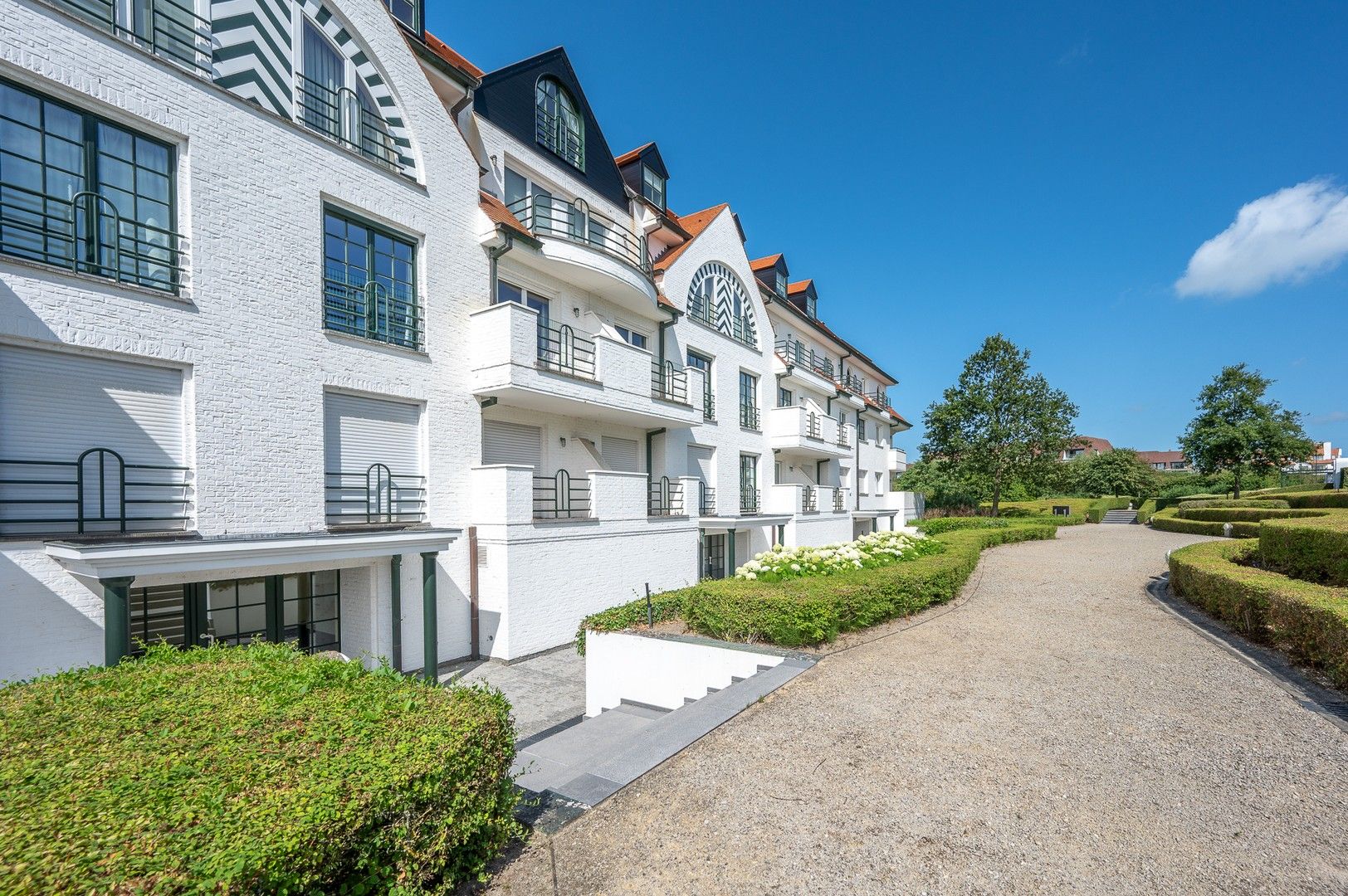 High-end gerenoveerd hoekappartement in het prestigieuze domein Tennis Gardens, vlakbij het strand en de zee. foto 4
