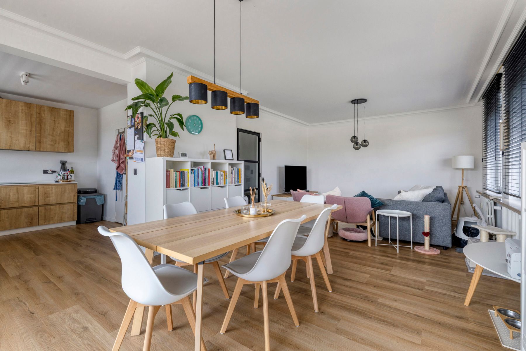 Centraal gelegen gerenoveerd appartement | Station Brugge foto {{pictureIndex}}