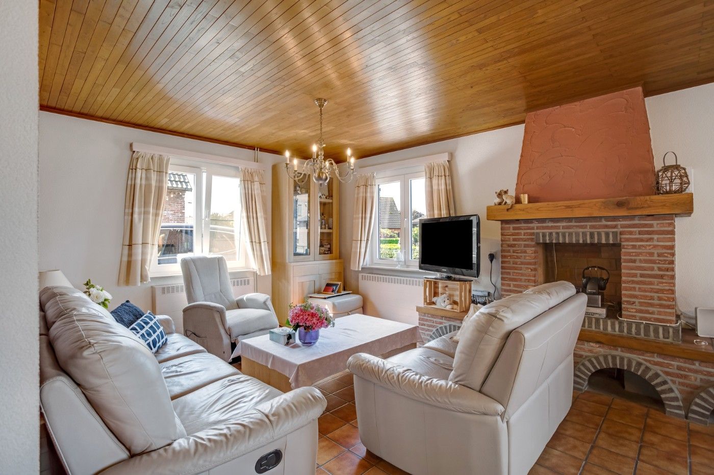 Vrijstaande, charmante woning met 3 grote slpk. en garage op 398 m² foto 4