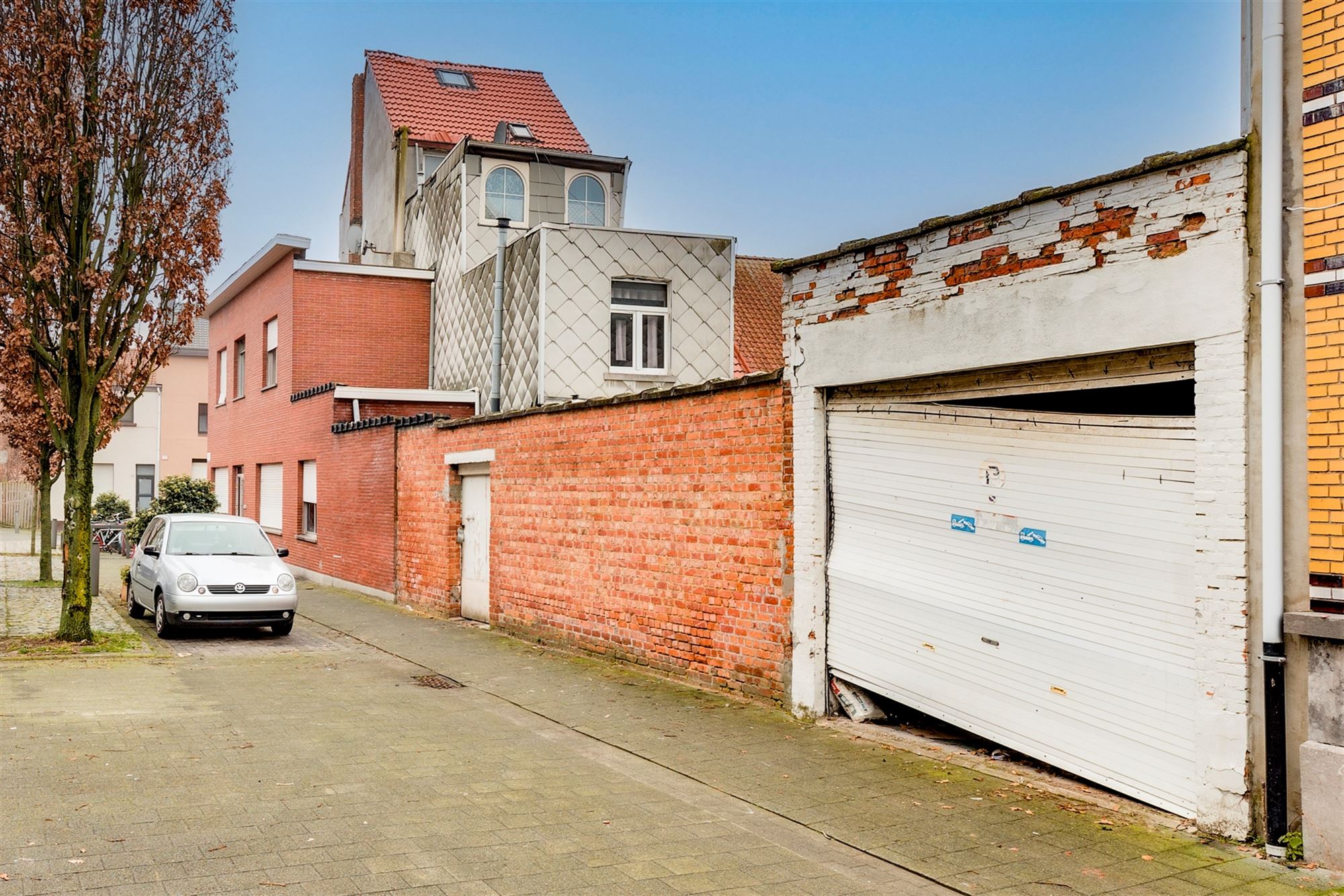 Te renoveren woning 2 slpk met garage foto 4