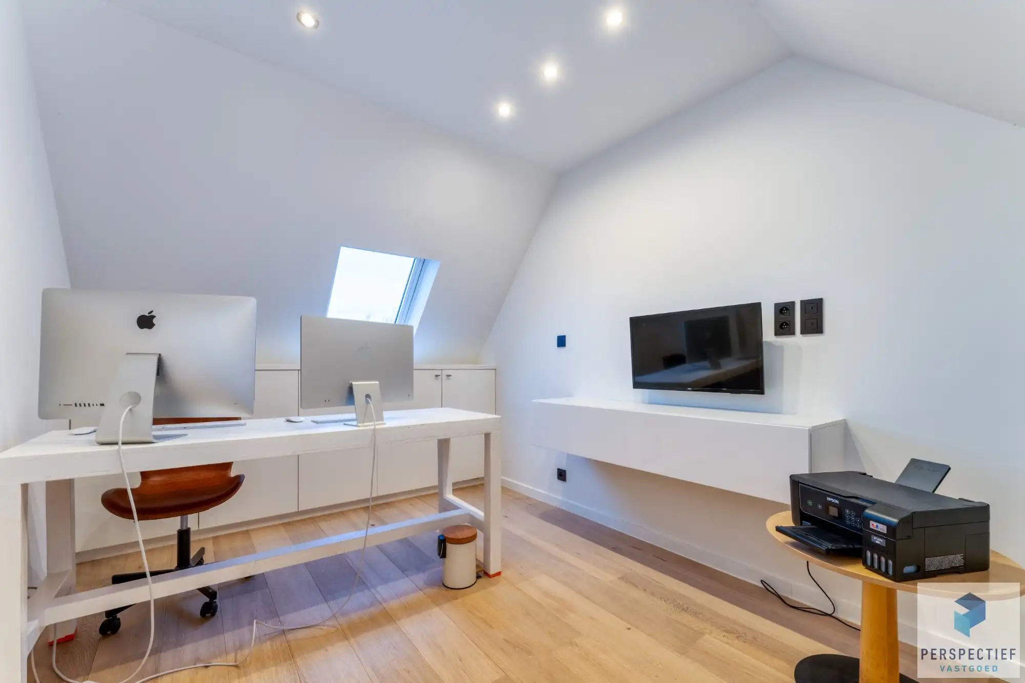 Ruime gerenoveerde woning met 4 slpk, grote tuin en garage foto 15