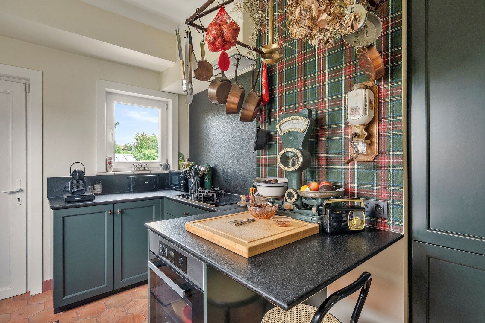 Prachtige karaktervolle, halfopen, robuuste én energiezuinige bel-étage van de jaren '50 met 4 slaapkamers, garage, kelderverdieping en paradijselijke tuin. foto 10