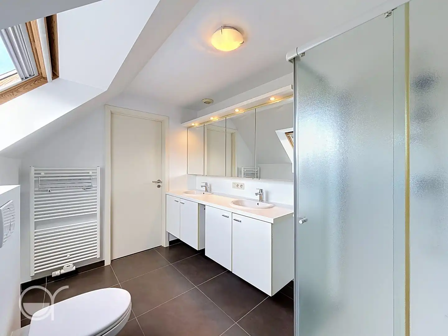 Lichtrijk duplexappartement met 2 slaapkamers, terras, garagebox én staanplaats foto 11