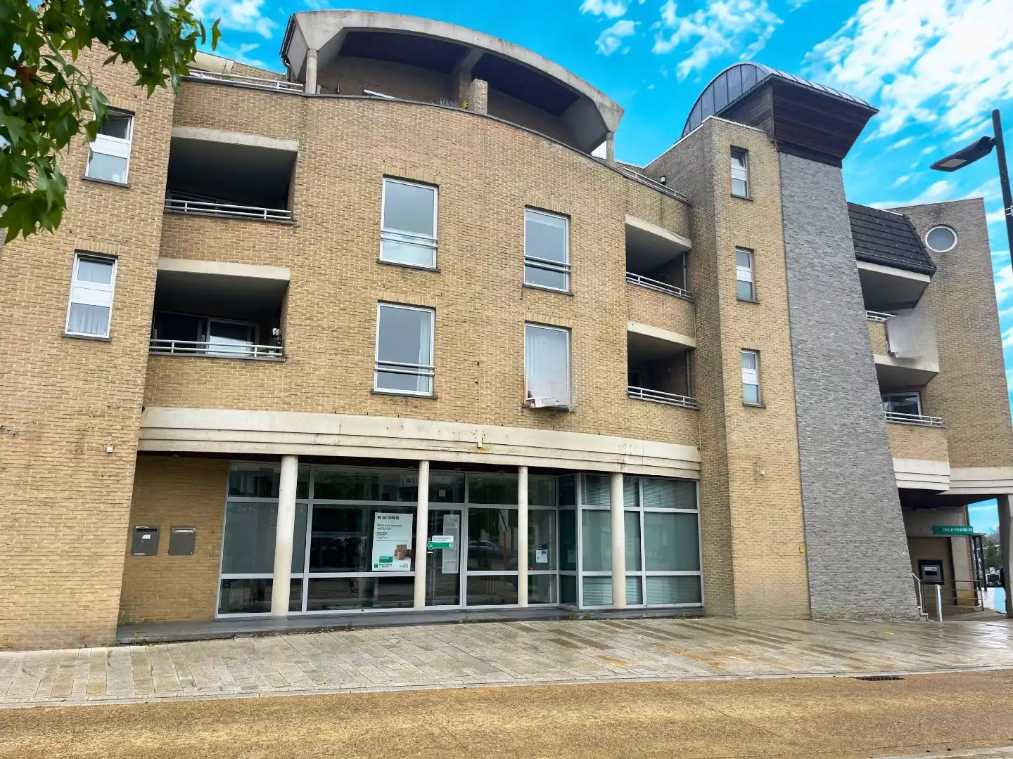 Handelsgelijkvloers 433m² met 3 parkings en kelder op commerciële topligging foto {{pictureIndex}}