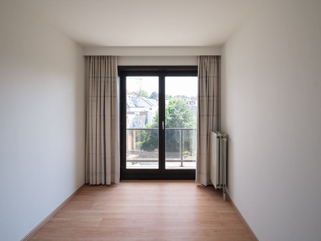 Licht op te frissen penthouse met 4 slaapkamers, meerdere zonneterrassen en een adembenemend uitzicht over de Leie en de Bijloke. Aankoop staanplaats. foto 19