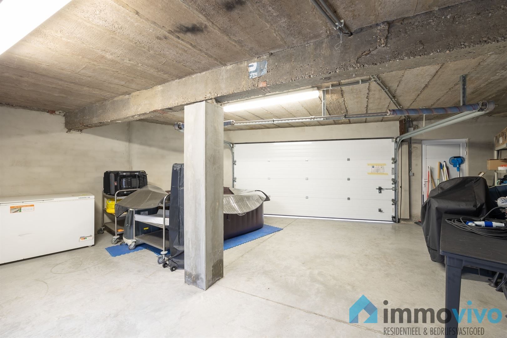 Ruim handelspand (slagerij) met studio en garage foto 15