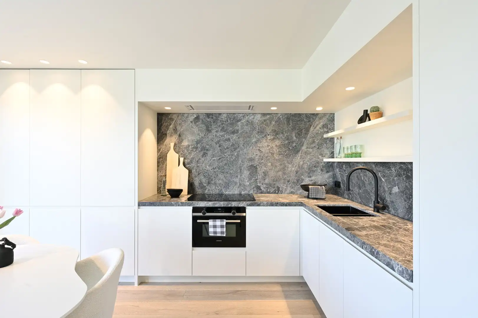 Prachtig penthouse appartement gelegen nabij de Zeedijk, de winkels en het Van Bunnenplein. foto 6