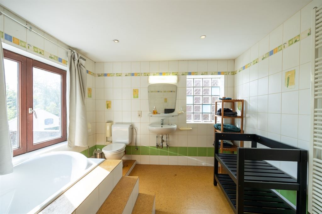 Ruime op te frissen woning met groene tuin! foto 15