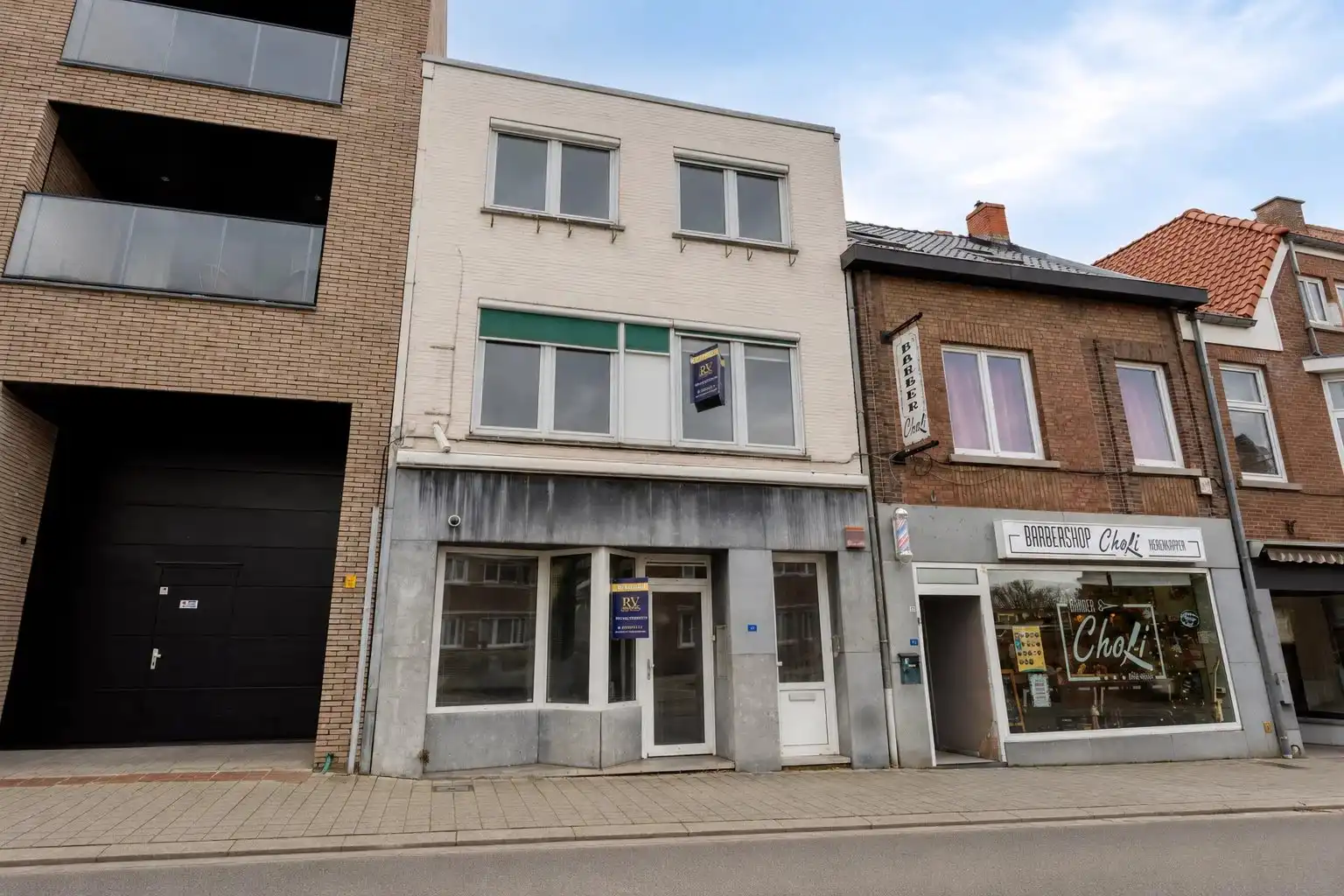 UNIEK HANDELSPAND VAN 110M² MET DUPLEXAPPARTEMENT VAN 146 M² MET 3 SLPK IN LANAKEN CENTRUM foto {{pictureIndex}}