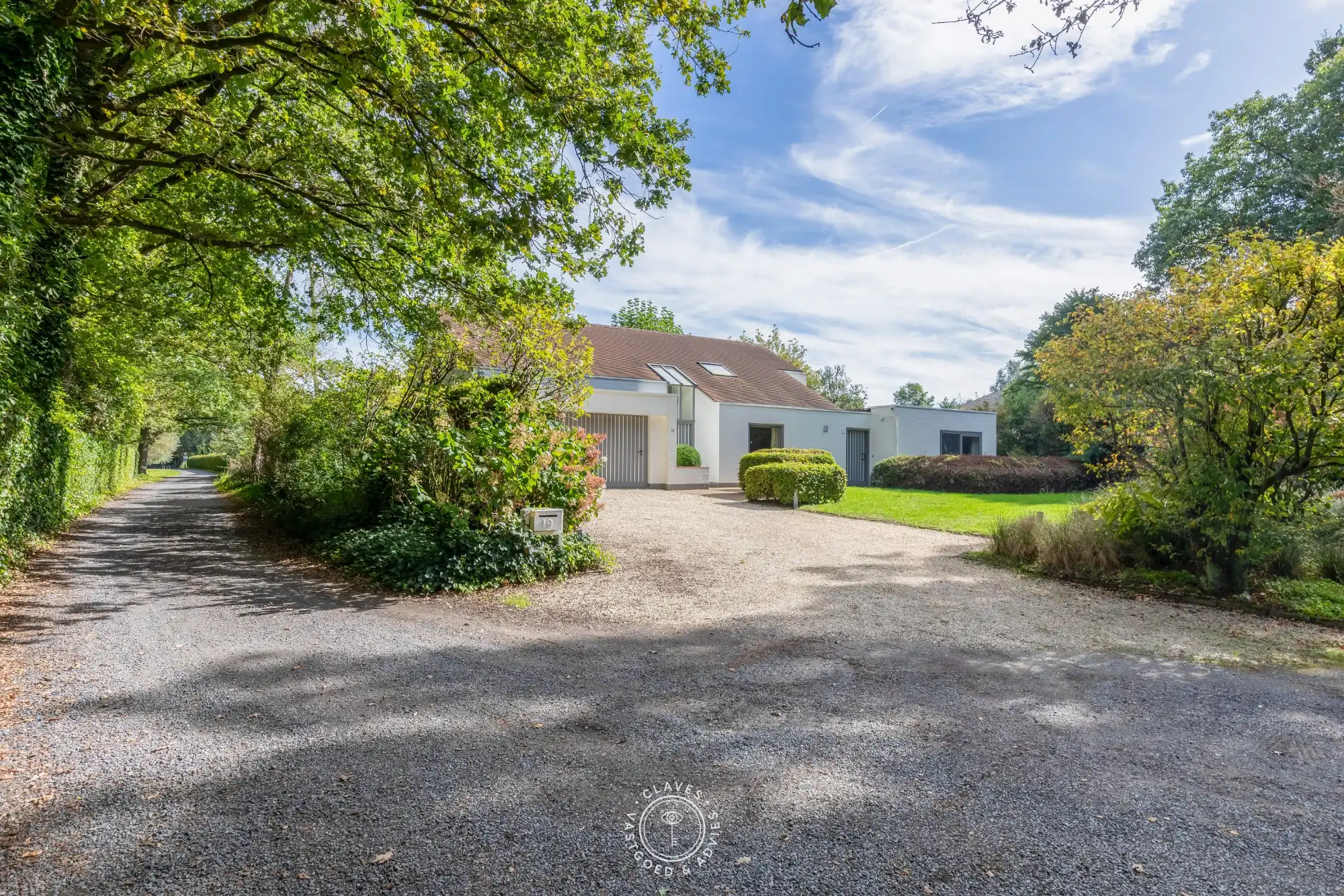 Residentiële villa op een uitzonderlijk groen perceel van meer dan 2.000 m² in de gegeerde Eikenlaan te Belsele foto {{pictureIndex}}