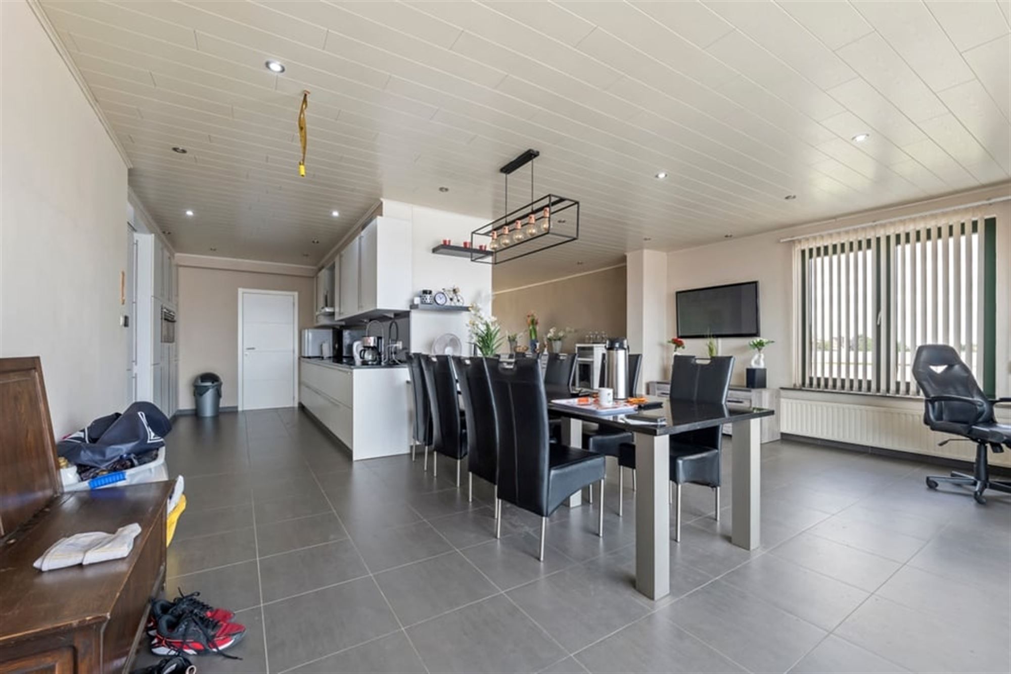 RUIME GEZINSWONIG MET VEEL POTENTIEEL EN EEN RUIME GARAGE IN SINT-TRUIDEN  foto 13