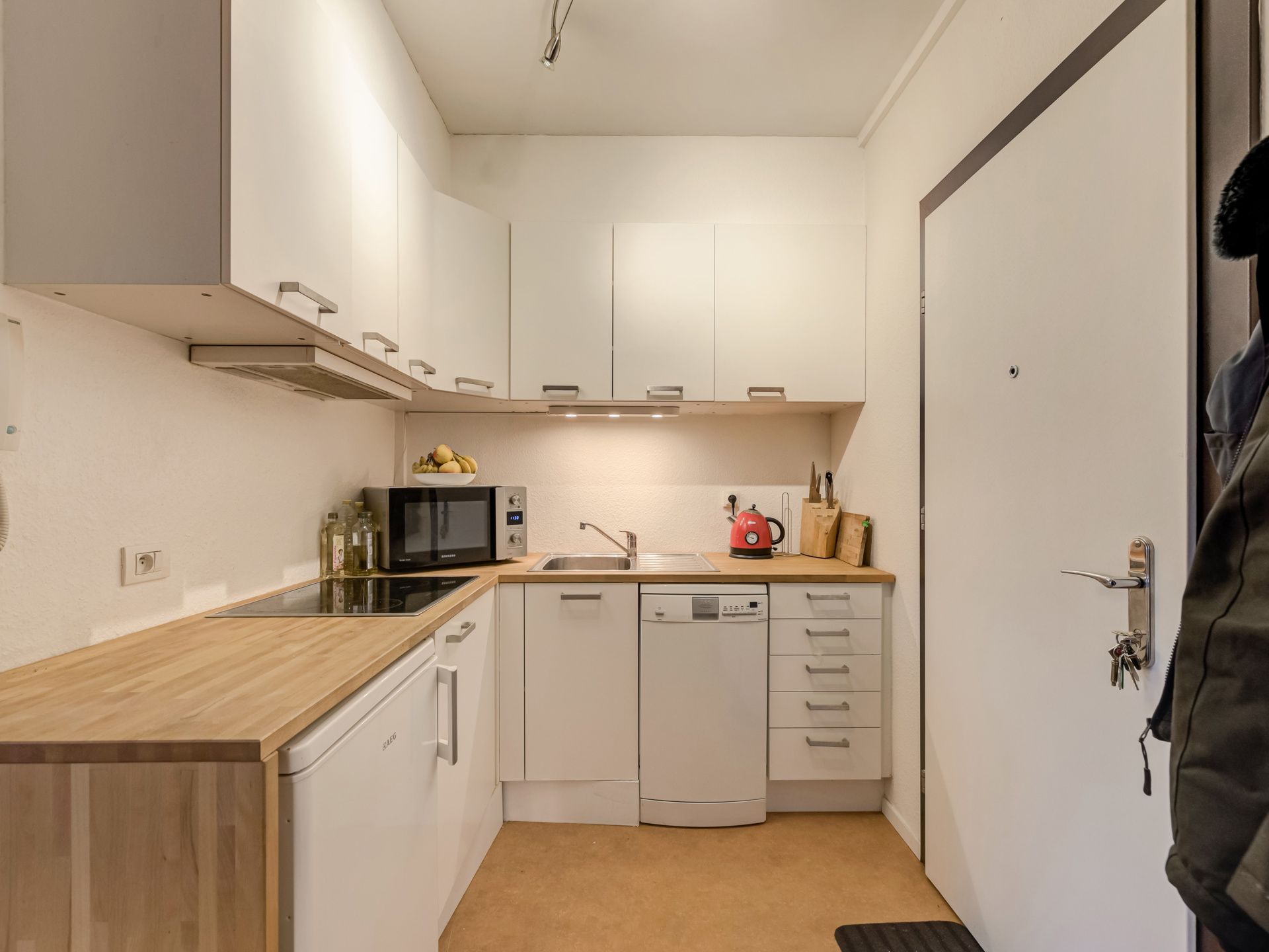 Gemeubelde studio op toplocatie in hartje stad! foto 13