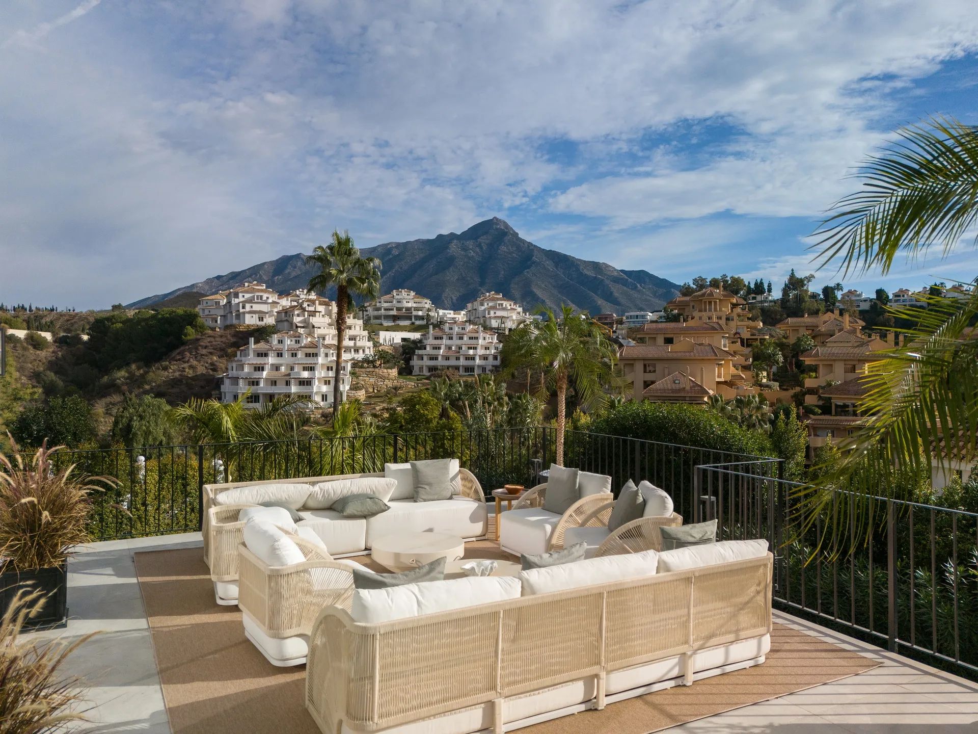 Ontdek dit uniek leven in de Golf Valley: eigentijdse villa met adembenemende uitzichten in Nueva Andalucía foto 4