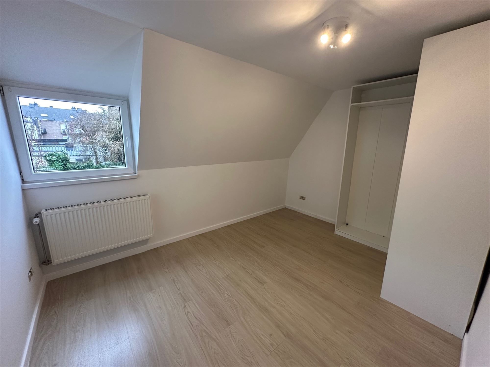 Woning met 2 slaapkamers, bureel/hobbykamer en kleine tuin foto 4