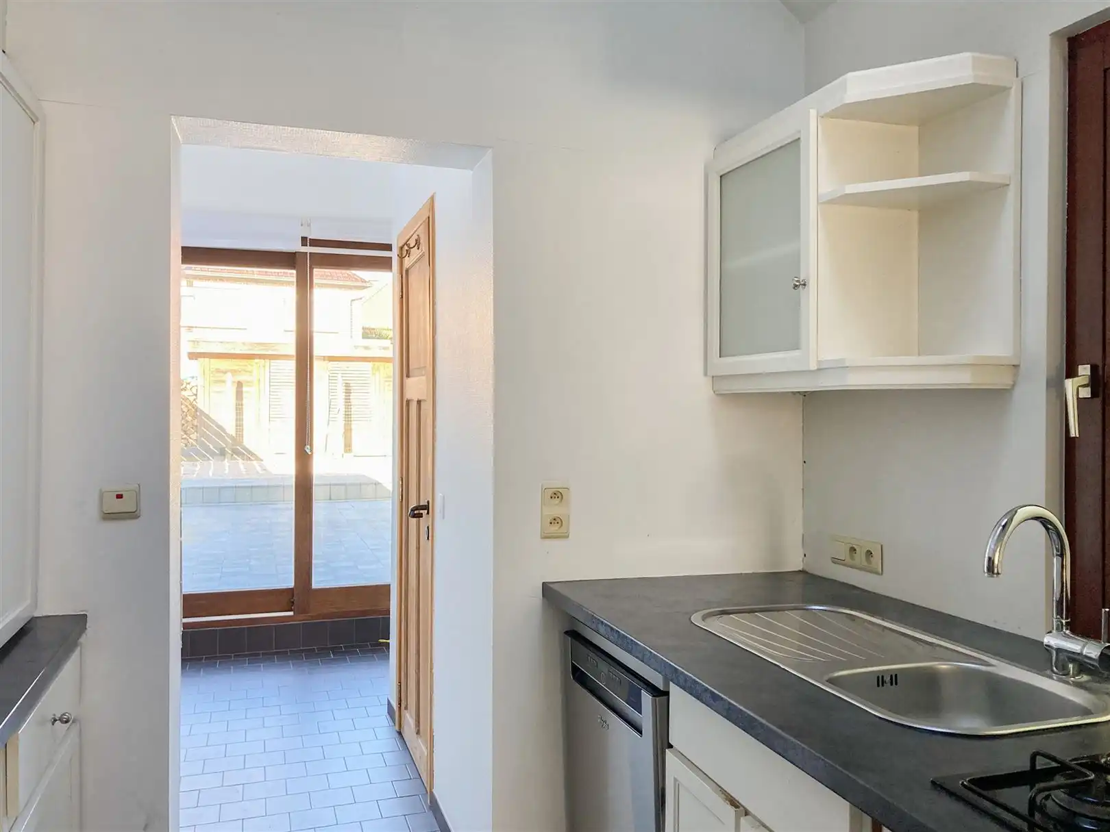 Ruime, lichtrijke woning met terras TE HUUR foto 7