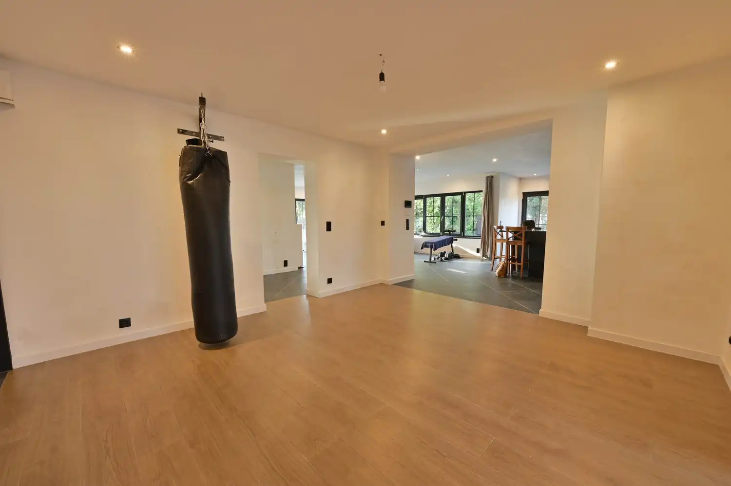 Prachtig gerenoveerde villa woning, gelegen in een rustige straat met bijgebouw 500m² foto 9